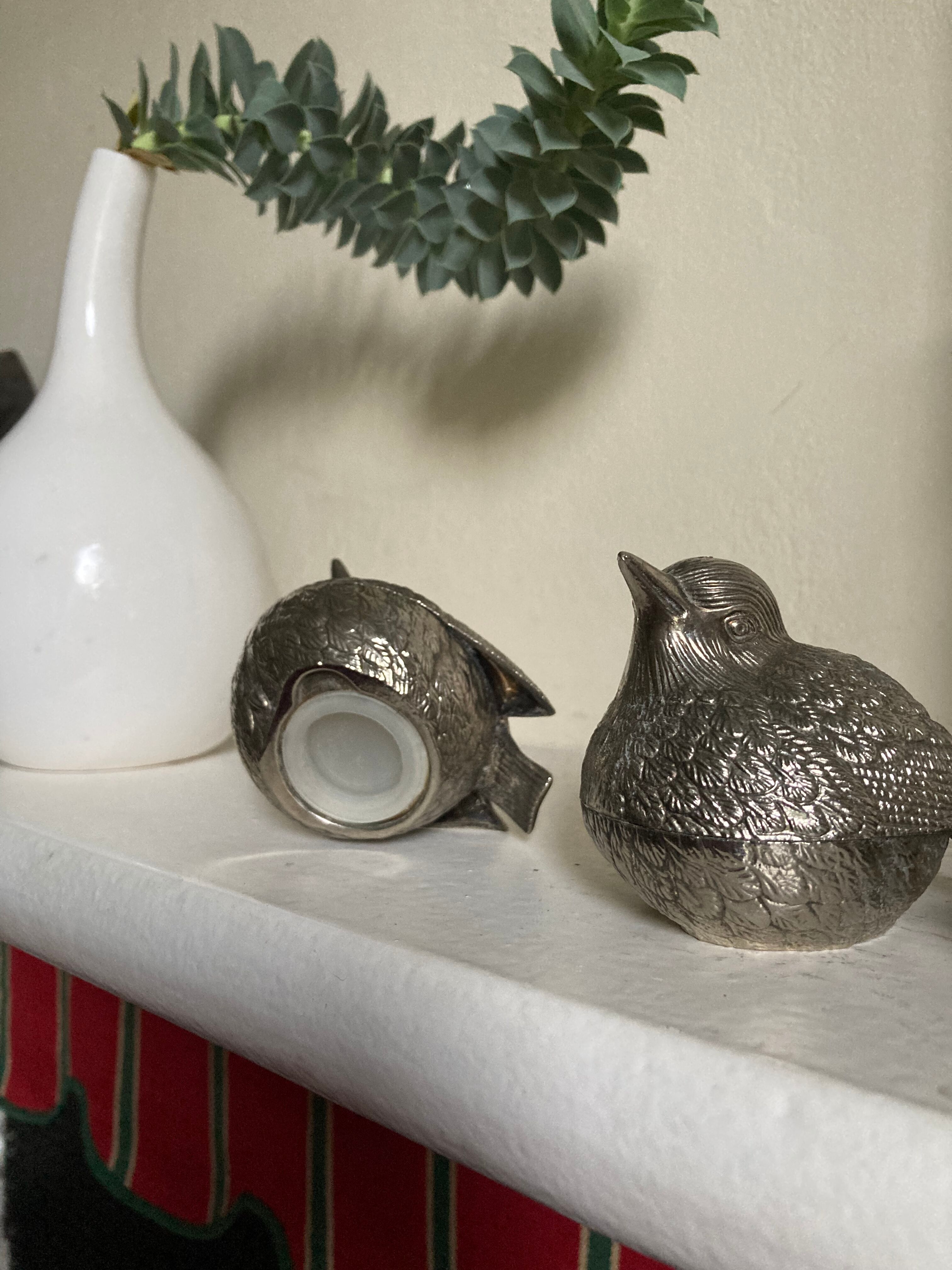 Duo of salt shaker and pepper in the shape of a bird in silver metal and its basket