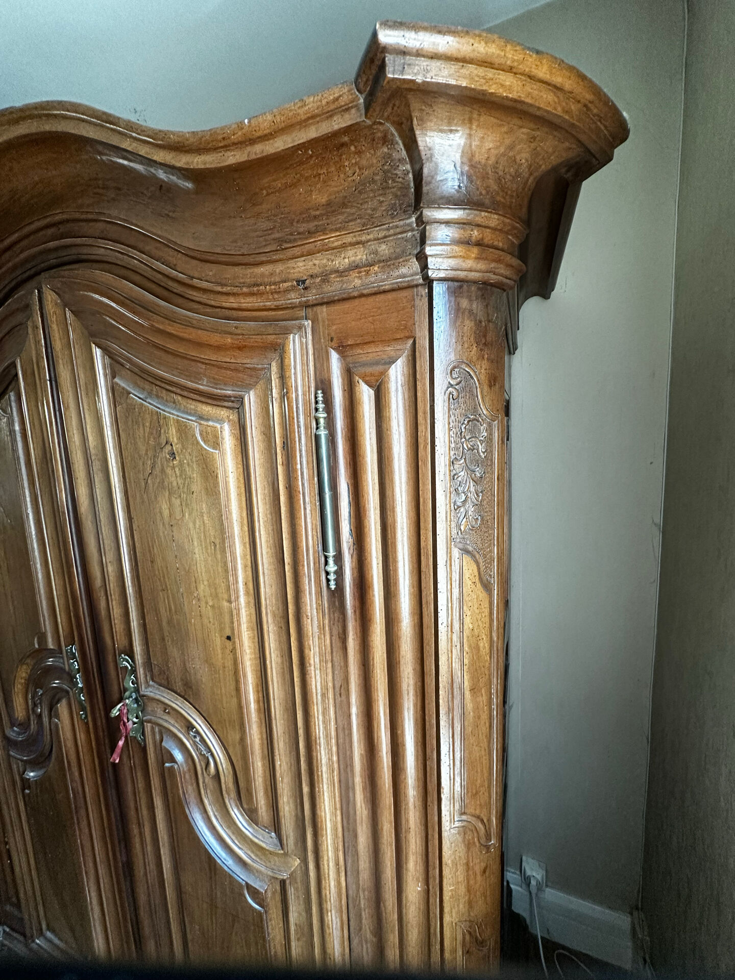Large Alsatian Louis XV wardrobe in solid walnut – 18th century