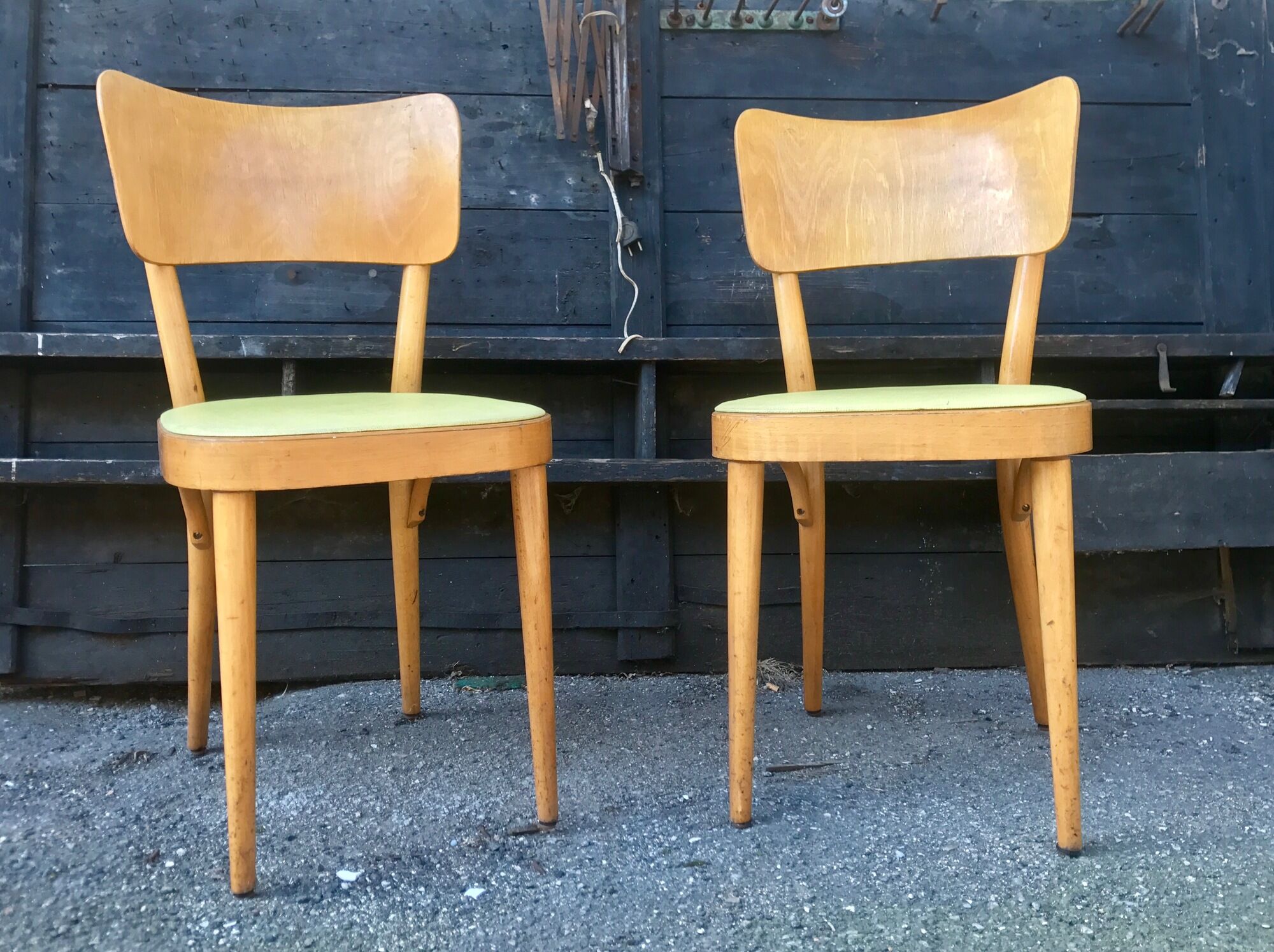 Paire de chaises Baumann en bois et skaÏ jaune vintage