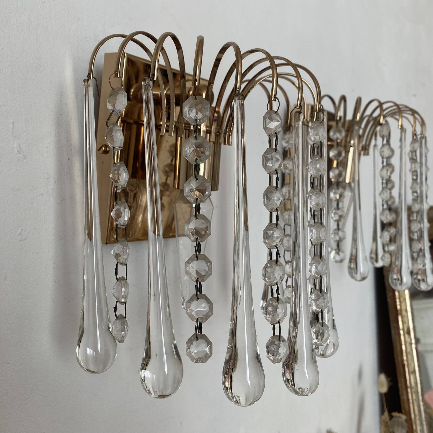 Pair of Italian wall lights Hollywood Regency with pendants and drops.