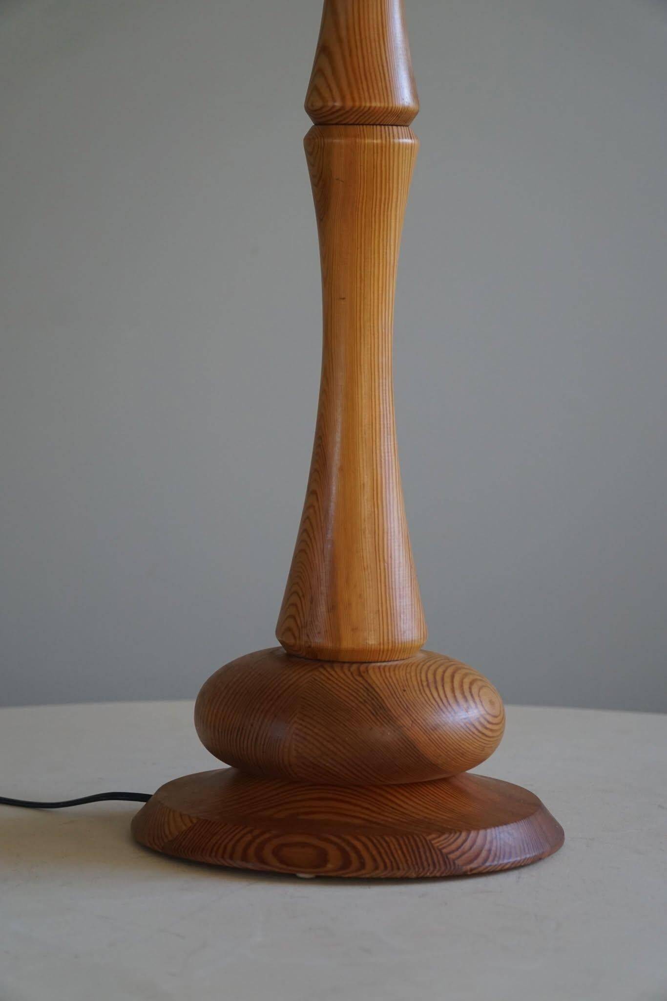 Modern sculptural Scandinavian floor lamp in solid pine, 1970s.