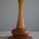 Modern sculptural Scandinavian floor lamp in solid pine, 1970s.