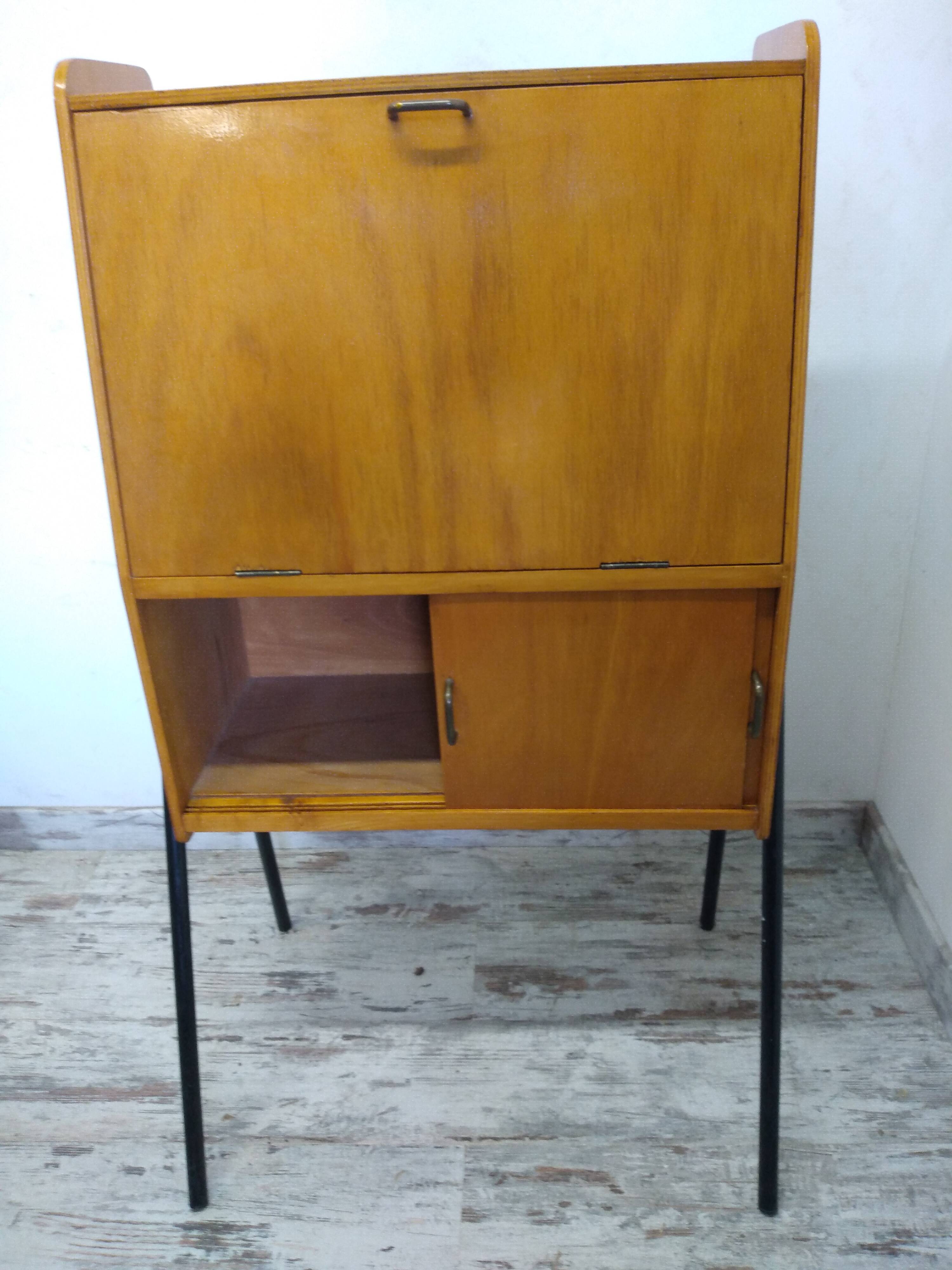 Scandinavian secretary