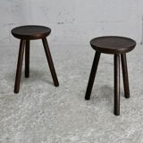 Paire de tabourets tripodes en bois. France, circa 1960