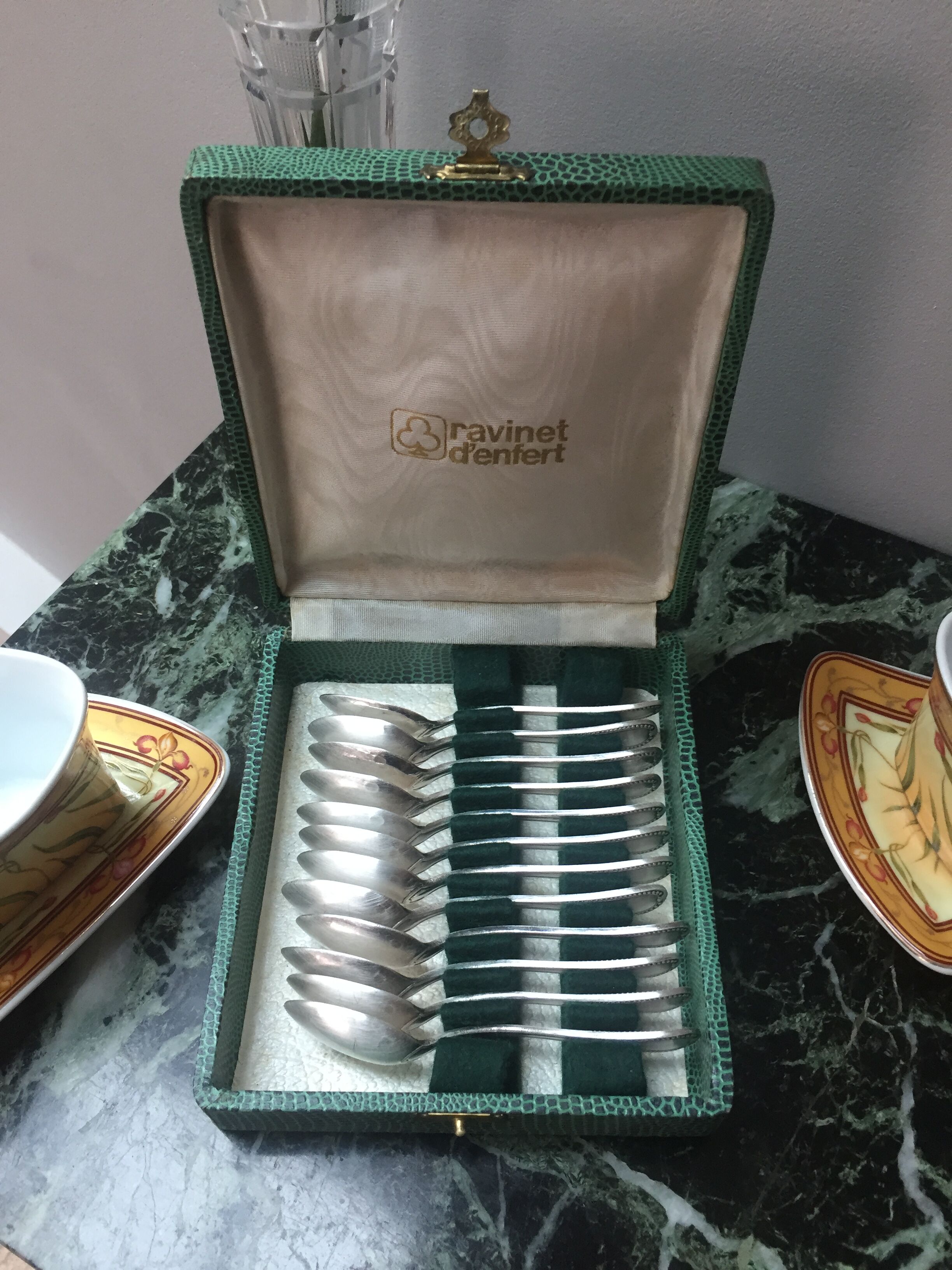 Set de 12 cuillères argentées Ravinet d'enfert -décor coquille - écrin