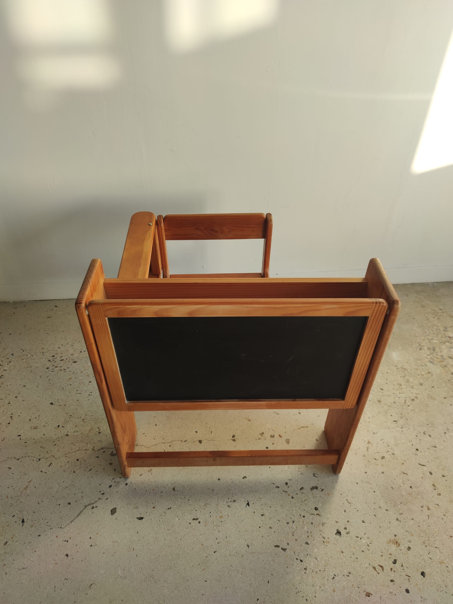 Foldable pine children's desk