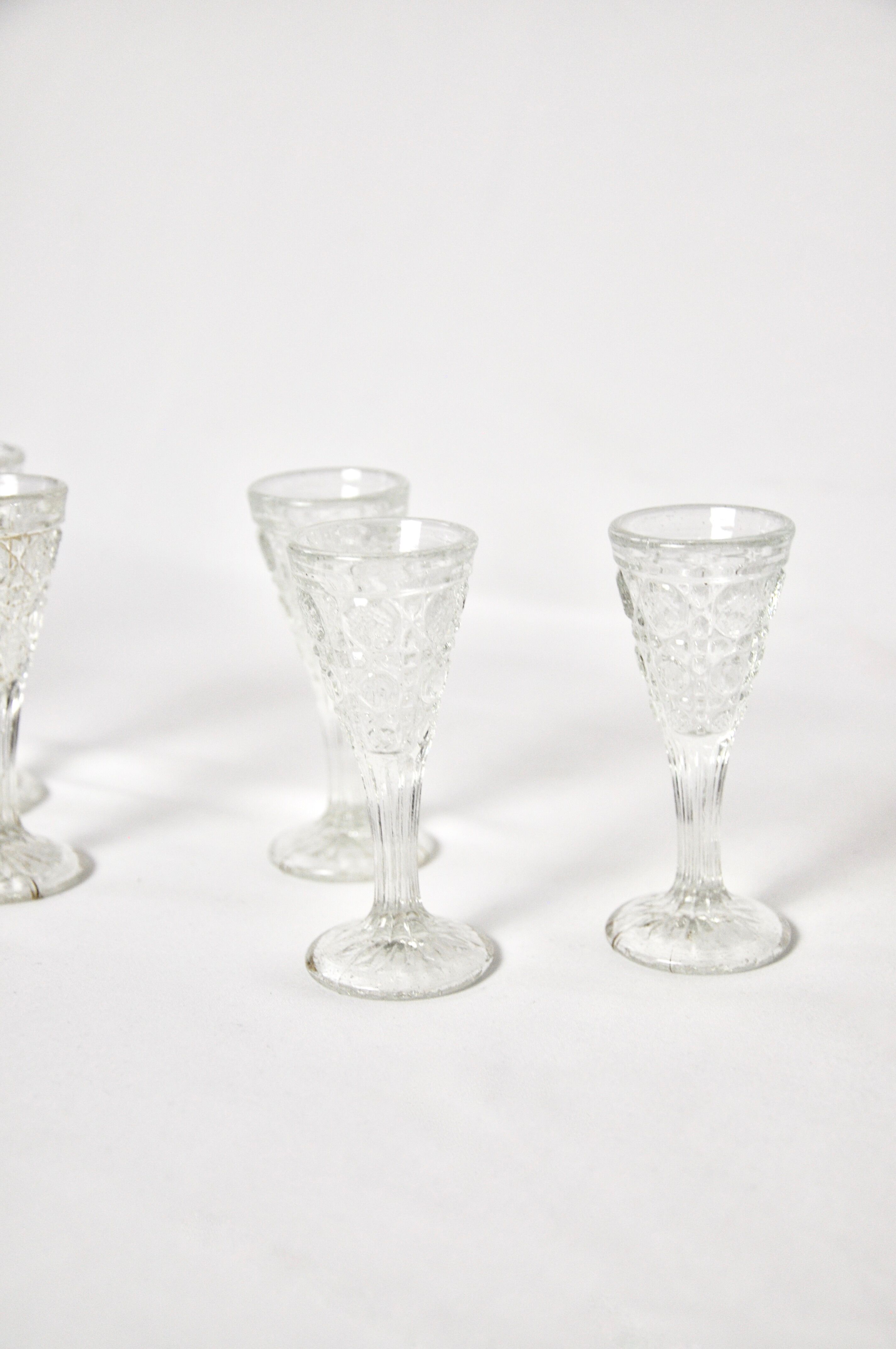 Set de 8 verres à liqueur en verre moulé