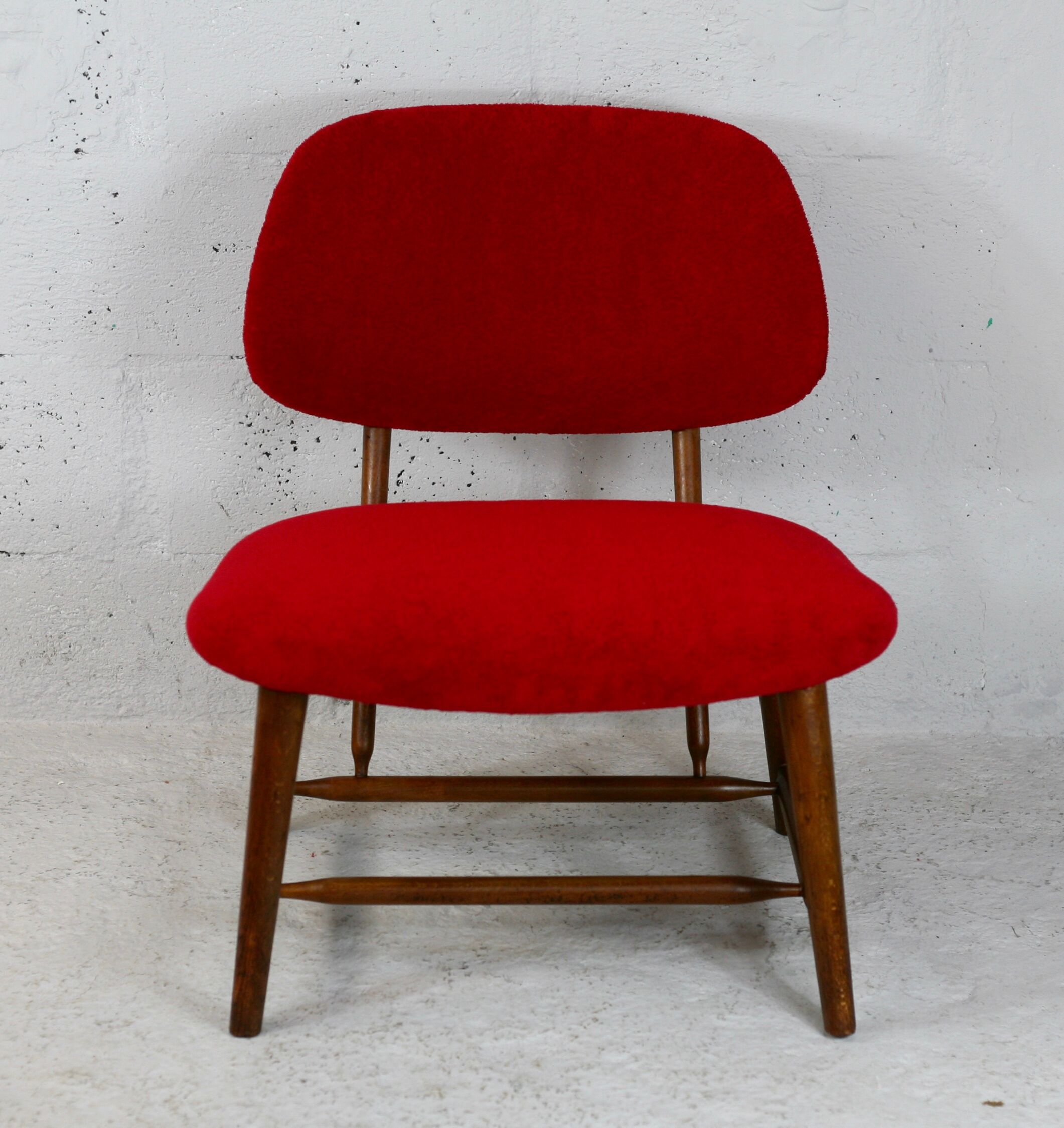 Chauffeuse by Alf Svensson, Model TeVe, published by Ljungs Industrier, Sweden, 1953. Retyped red.