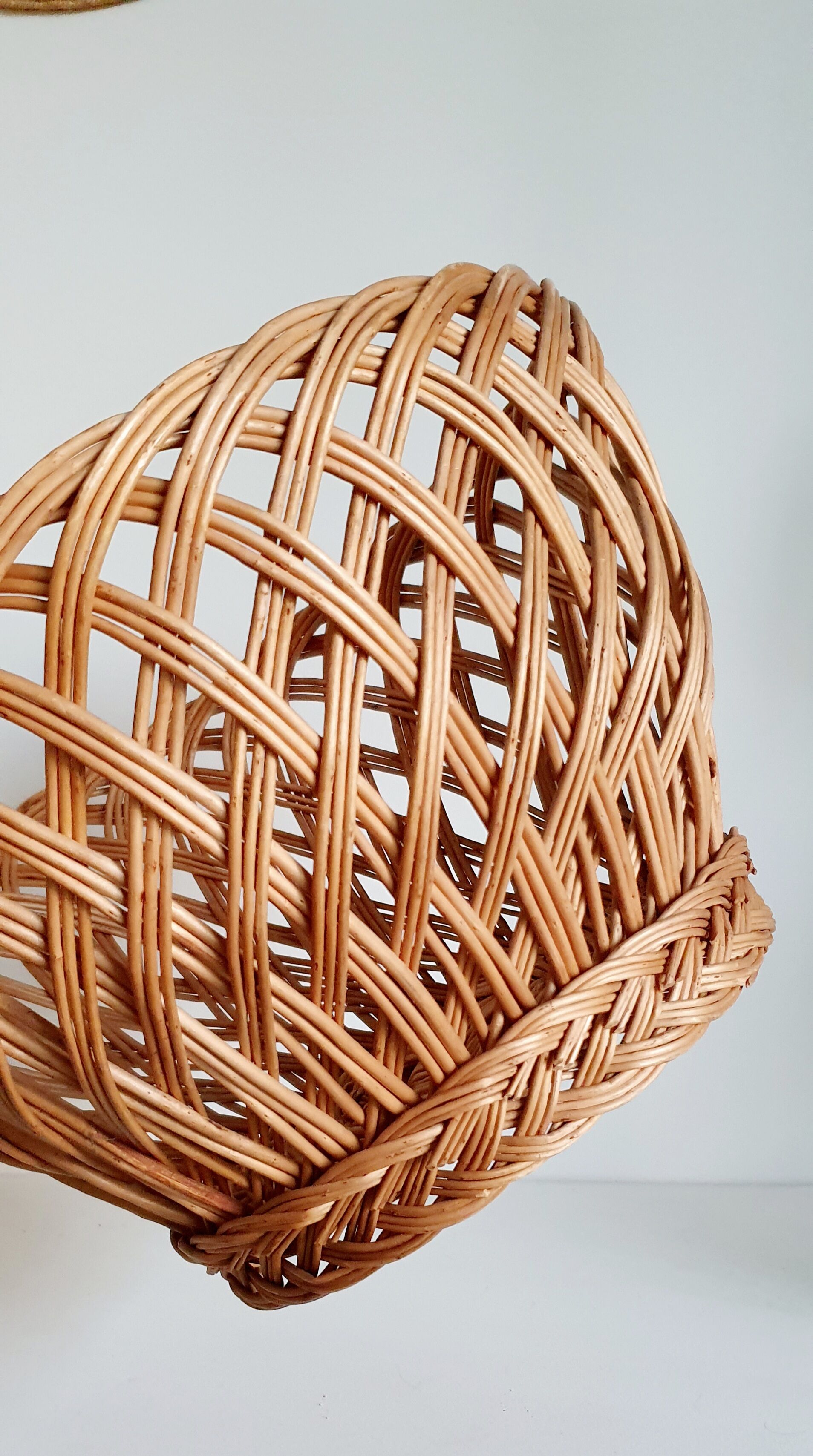 Bread basket and basket