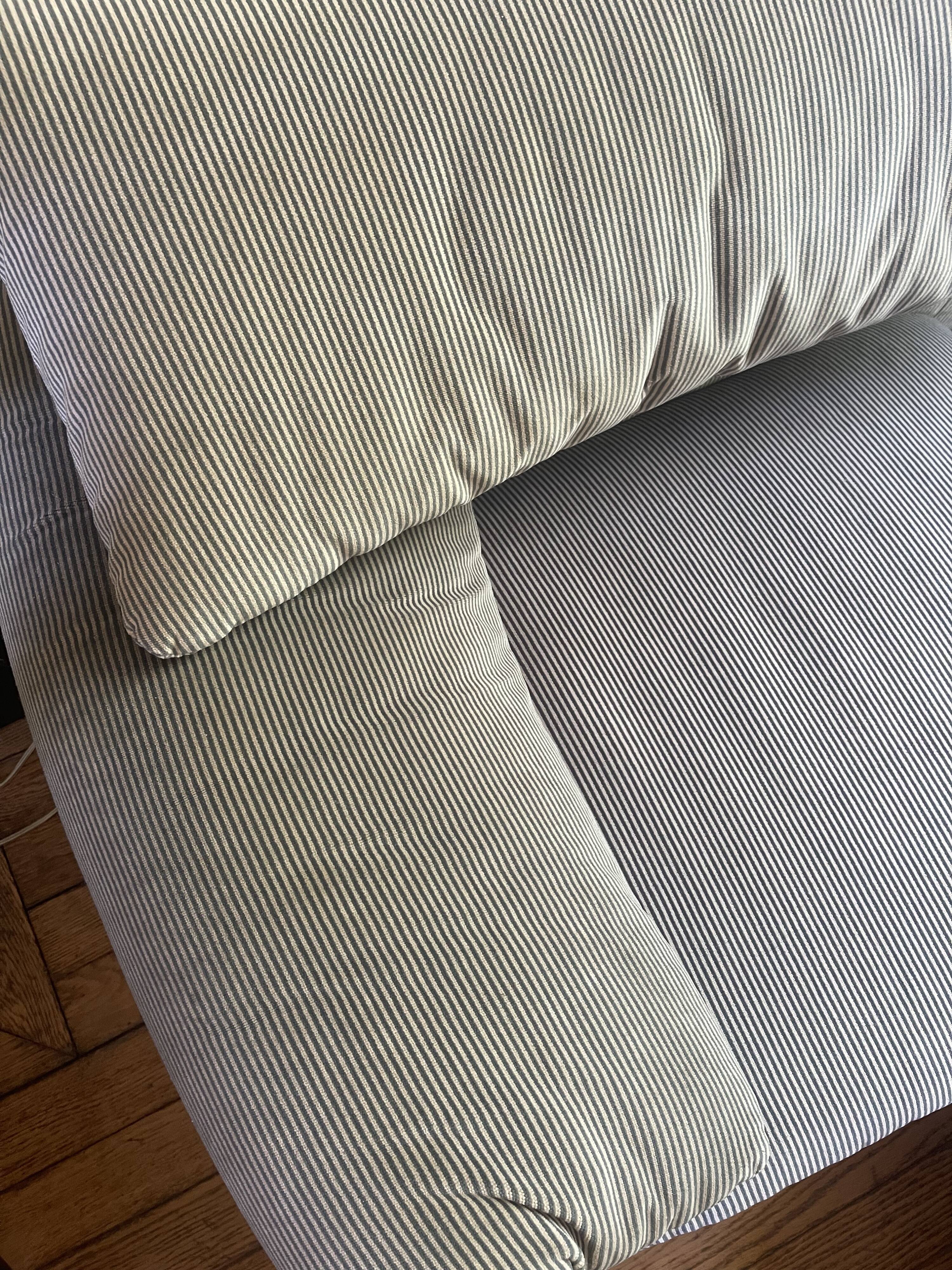 Maralunga 2-seater sofa by Vico Magistretti, Cassina edition in blue violet.