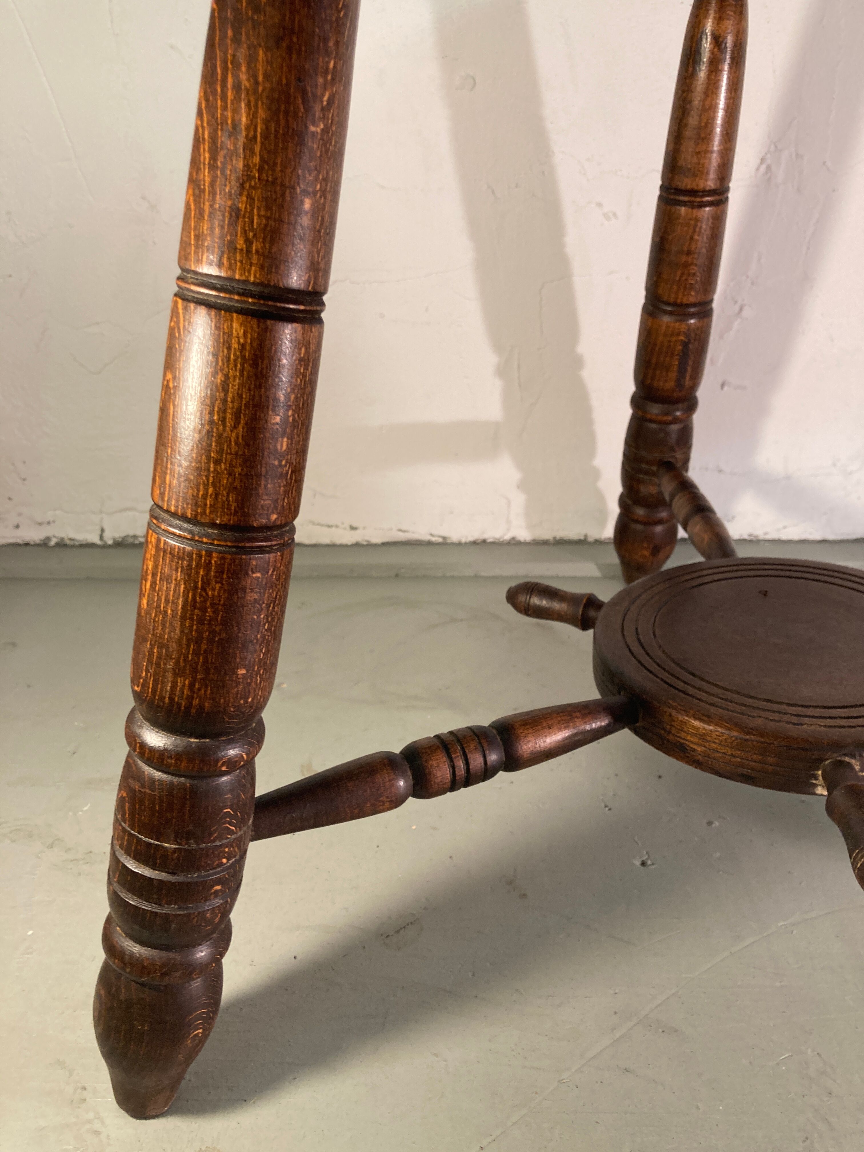 Table basse moderniste en bois tourné, années 1950