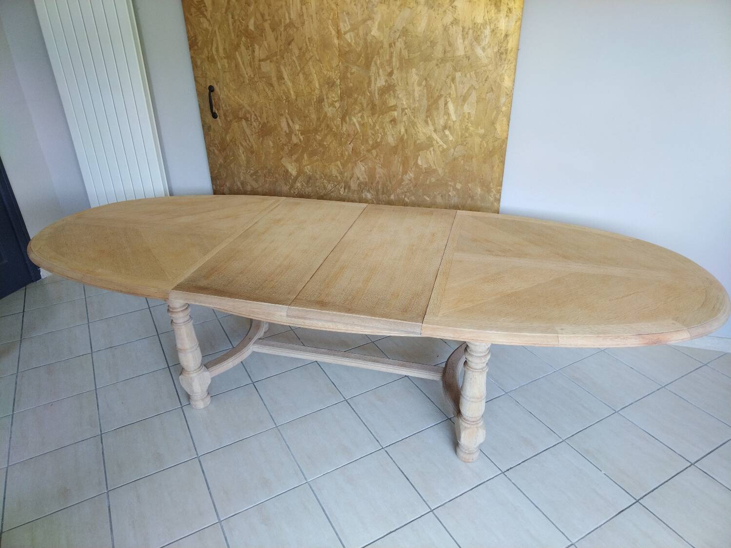Extendable oval table in renovated solid oak