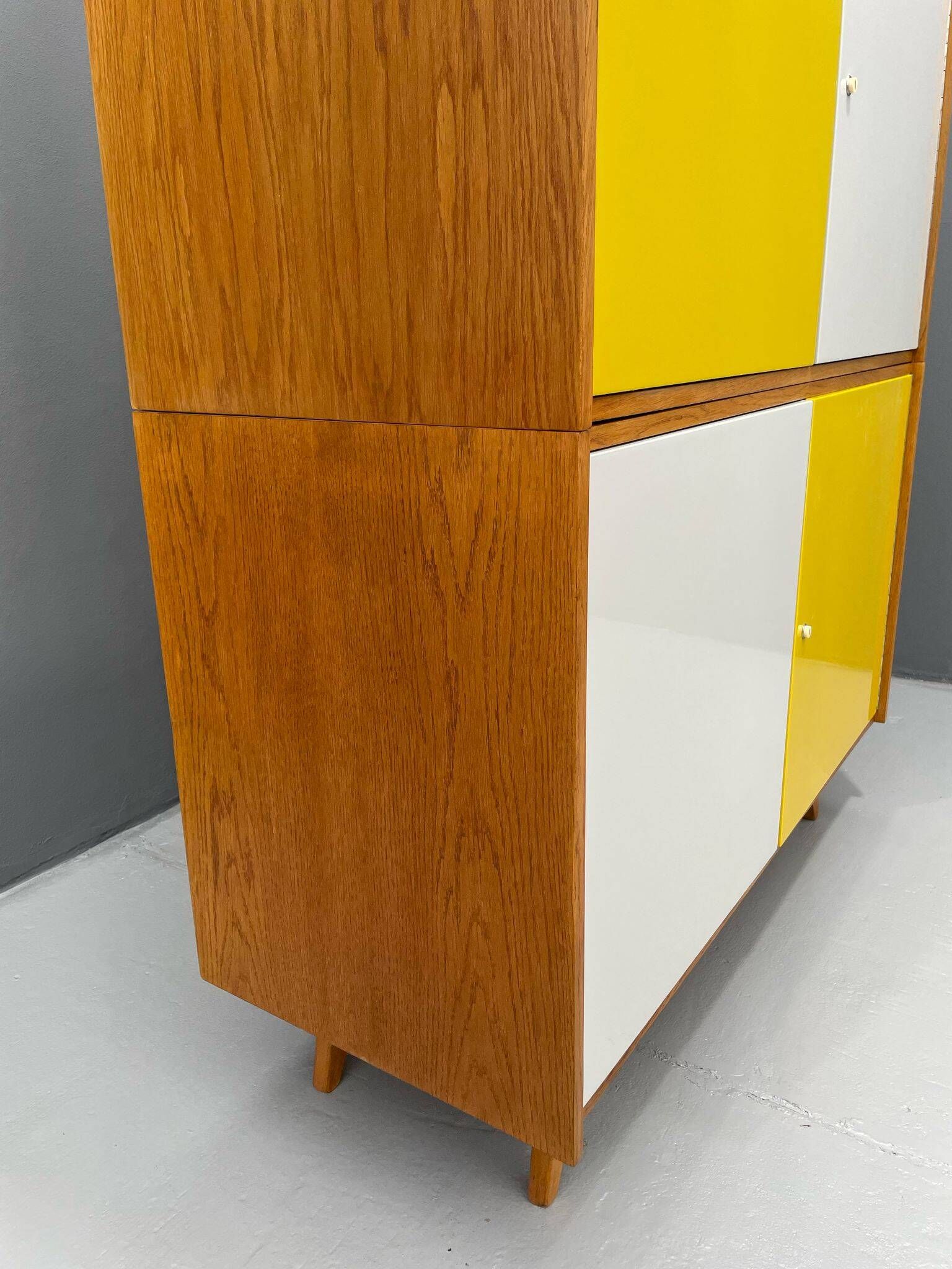 Armoire U-450 en placage de chêne, variante jaune et blanc, Jiří Jiroutek pour Inte