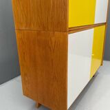 Armoire U-450 en placage de chêne, variante jaune et blanc, Jiří Jiroutek pour Inte