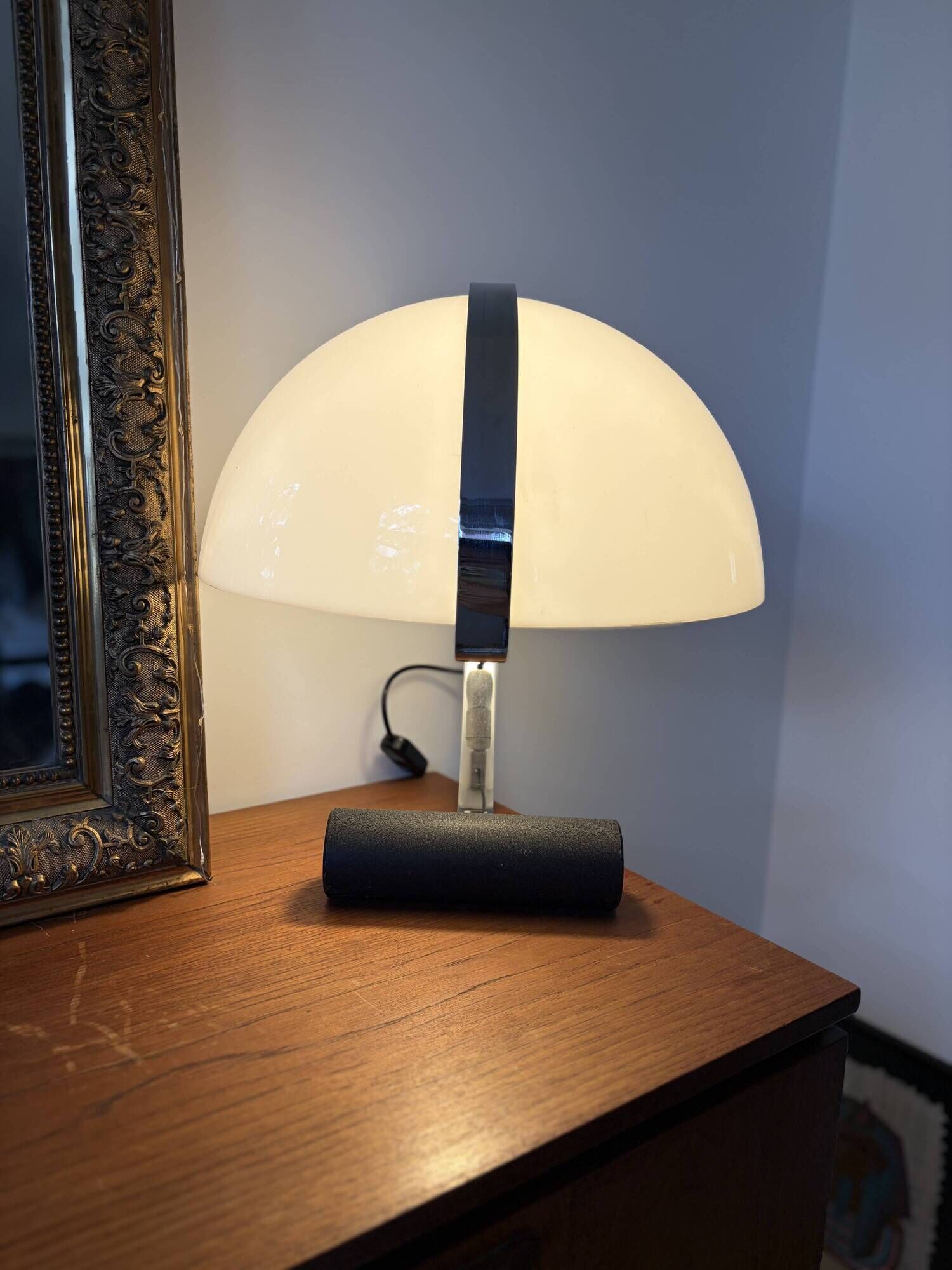 Magnificent vintage Stilnovo Artimeta lamp in excellent condition.