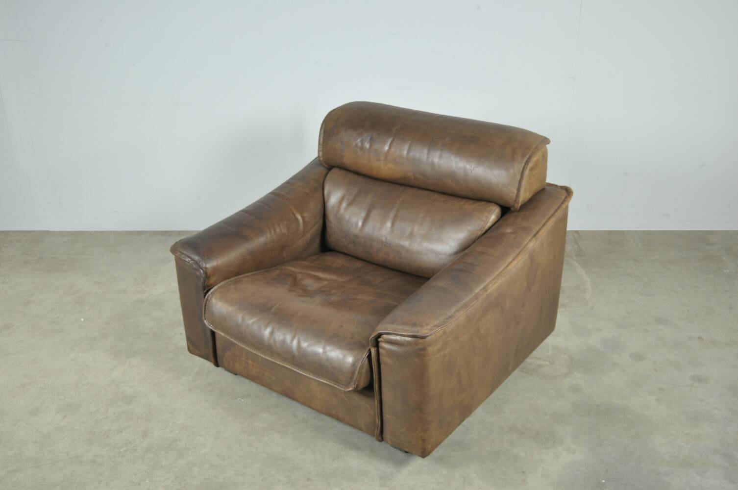 Buffalo leather vintage brutalist armchair by hugo de ruiter, leolux, 1970s