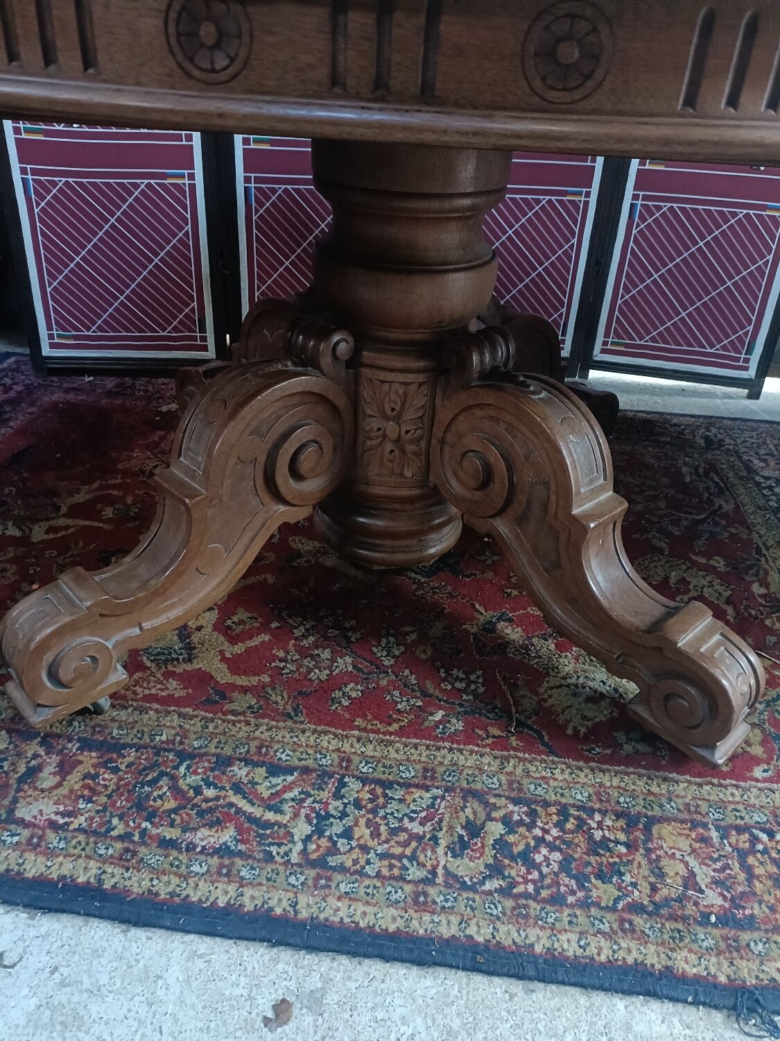 Oval table Renaissance style 8 seats, central foot, late nineteenth