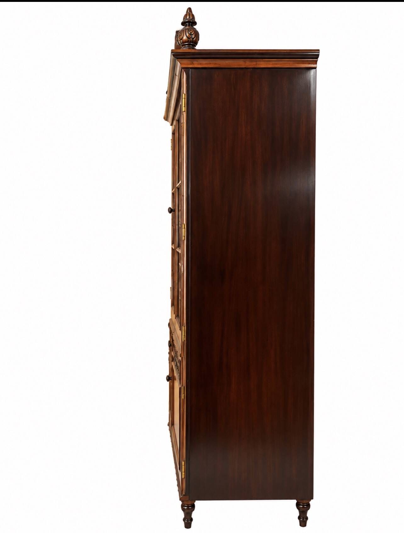 Vitrine ancienne en bois sculpté avec portes vitrées - Style classique - Ch