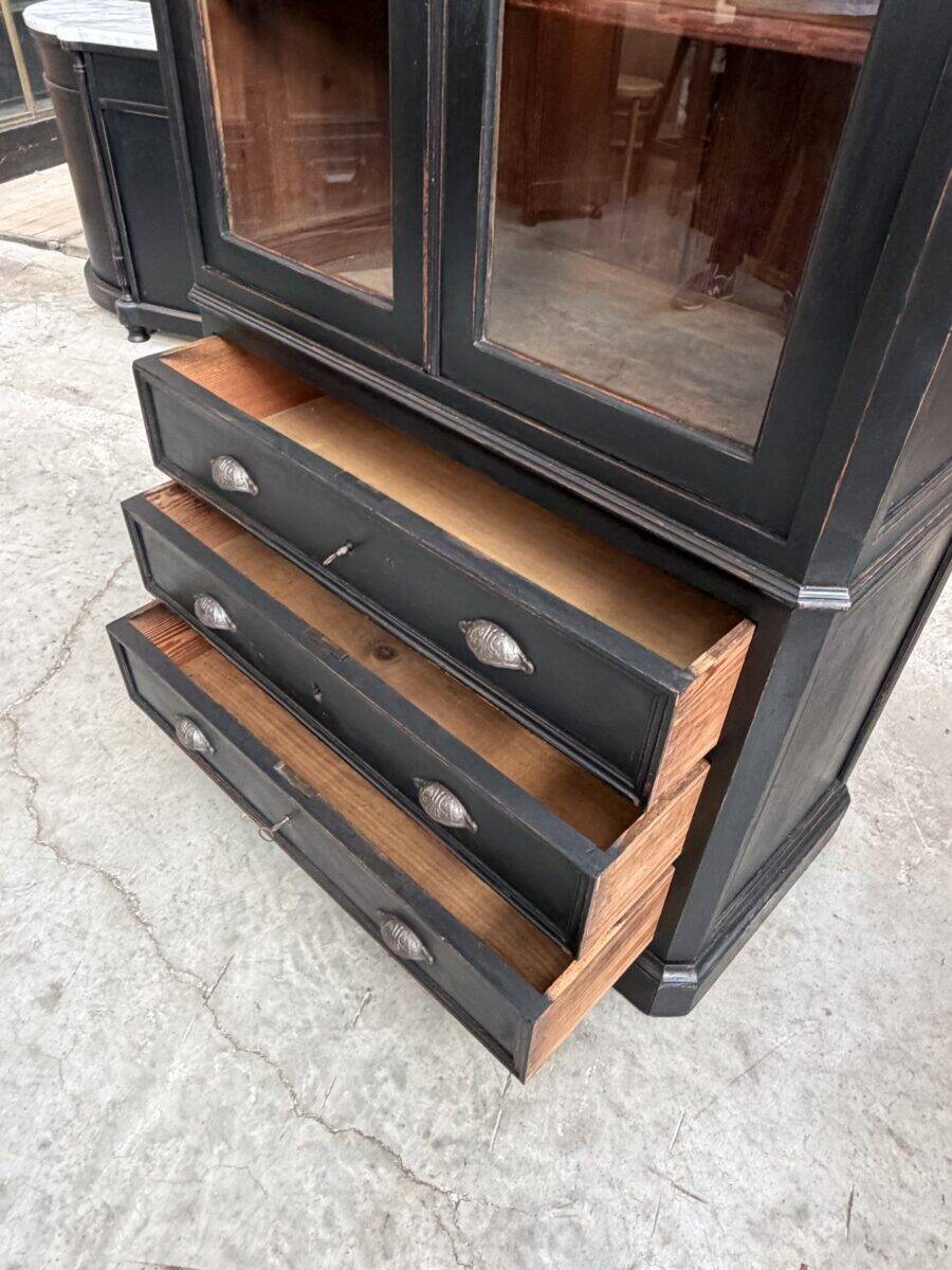 Display cabinet from the late 19th century.