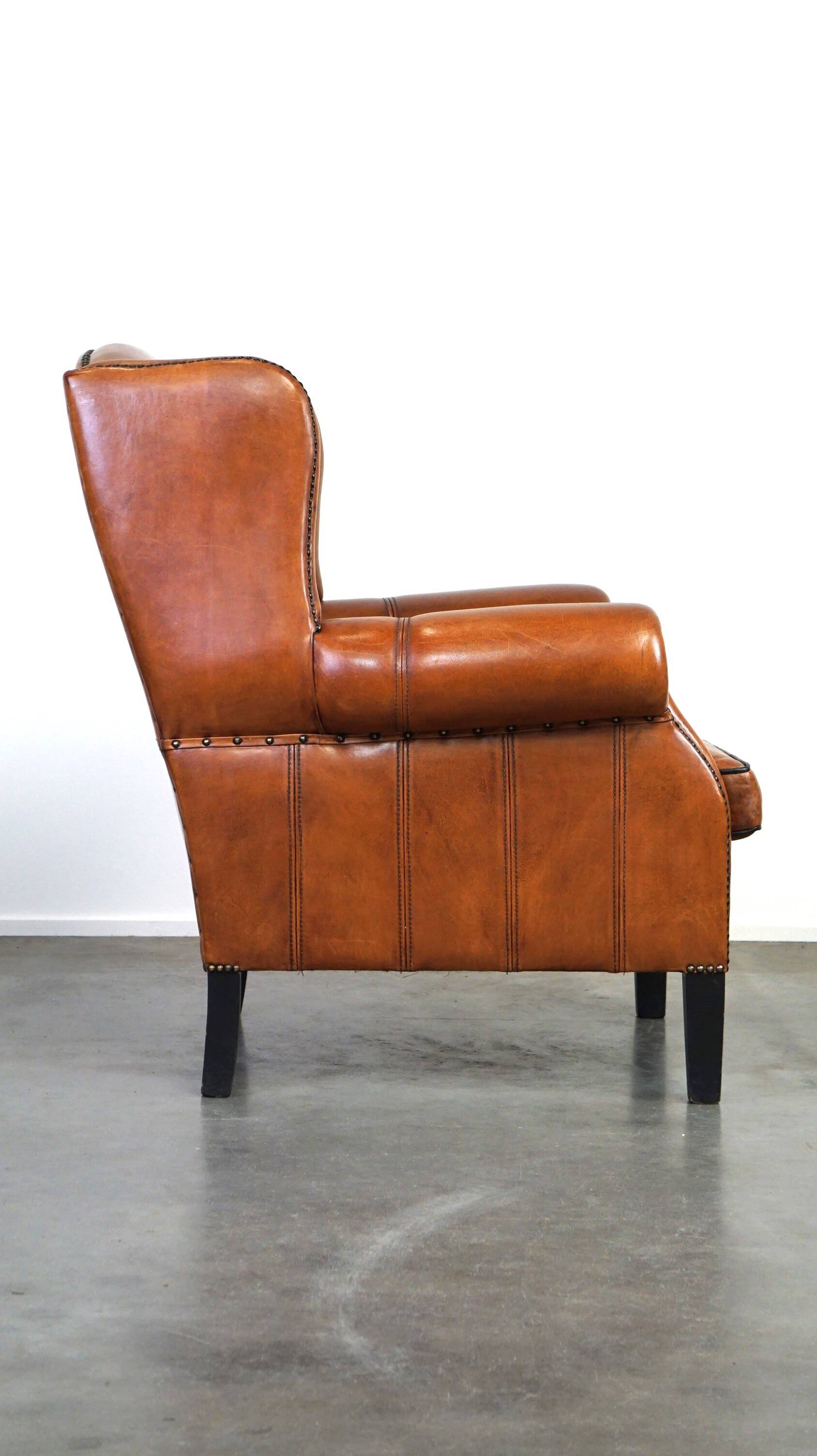Très beau fauteuil à oreilles en cuir de mouton avec des détails époustouflants