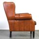 Très beau fauteuil à oreilles en cuir de mouton avec des détails époustouflants