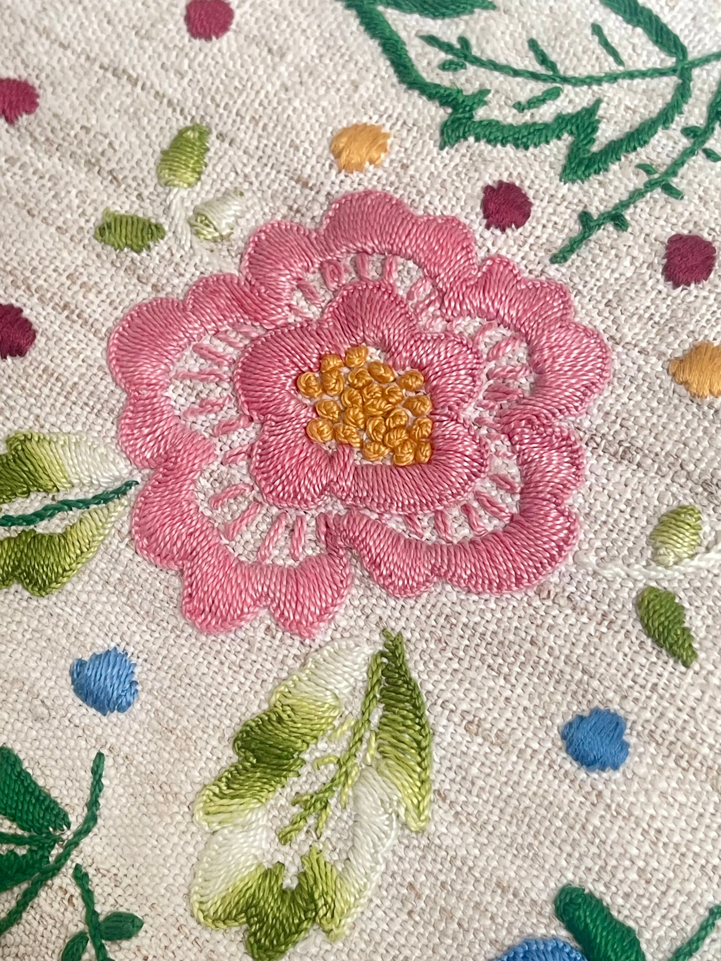 Cushion in hand-embroidered hemp.