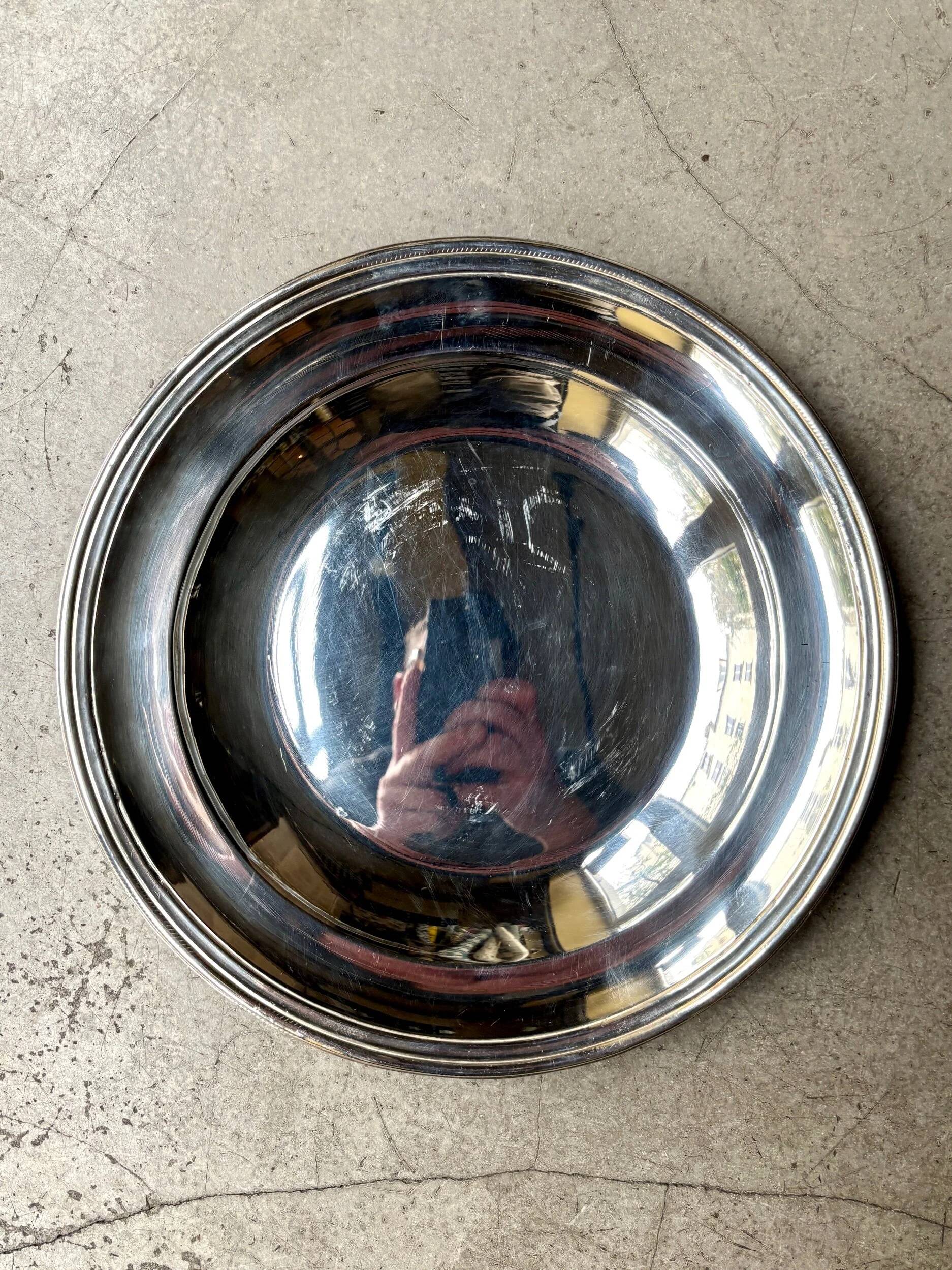 Round silver-plated metal dish
