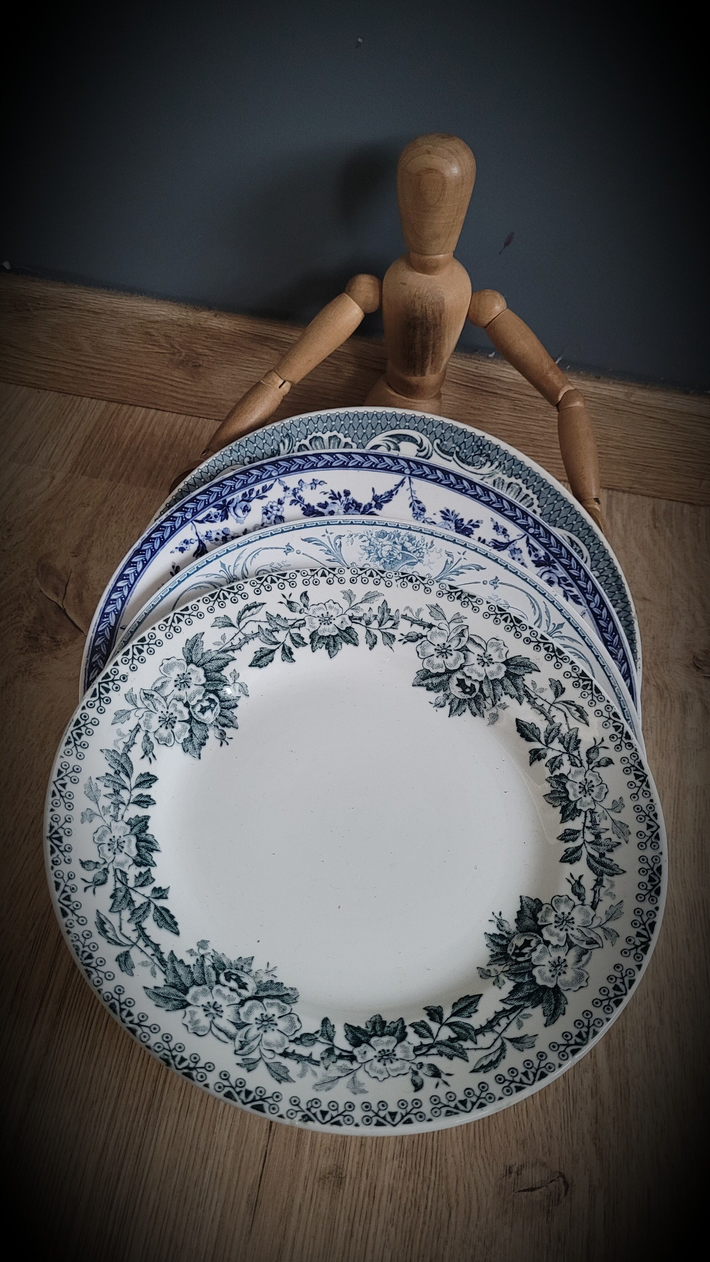 Quartet flat blue plates dessert 39