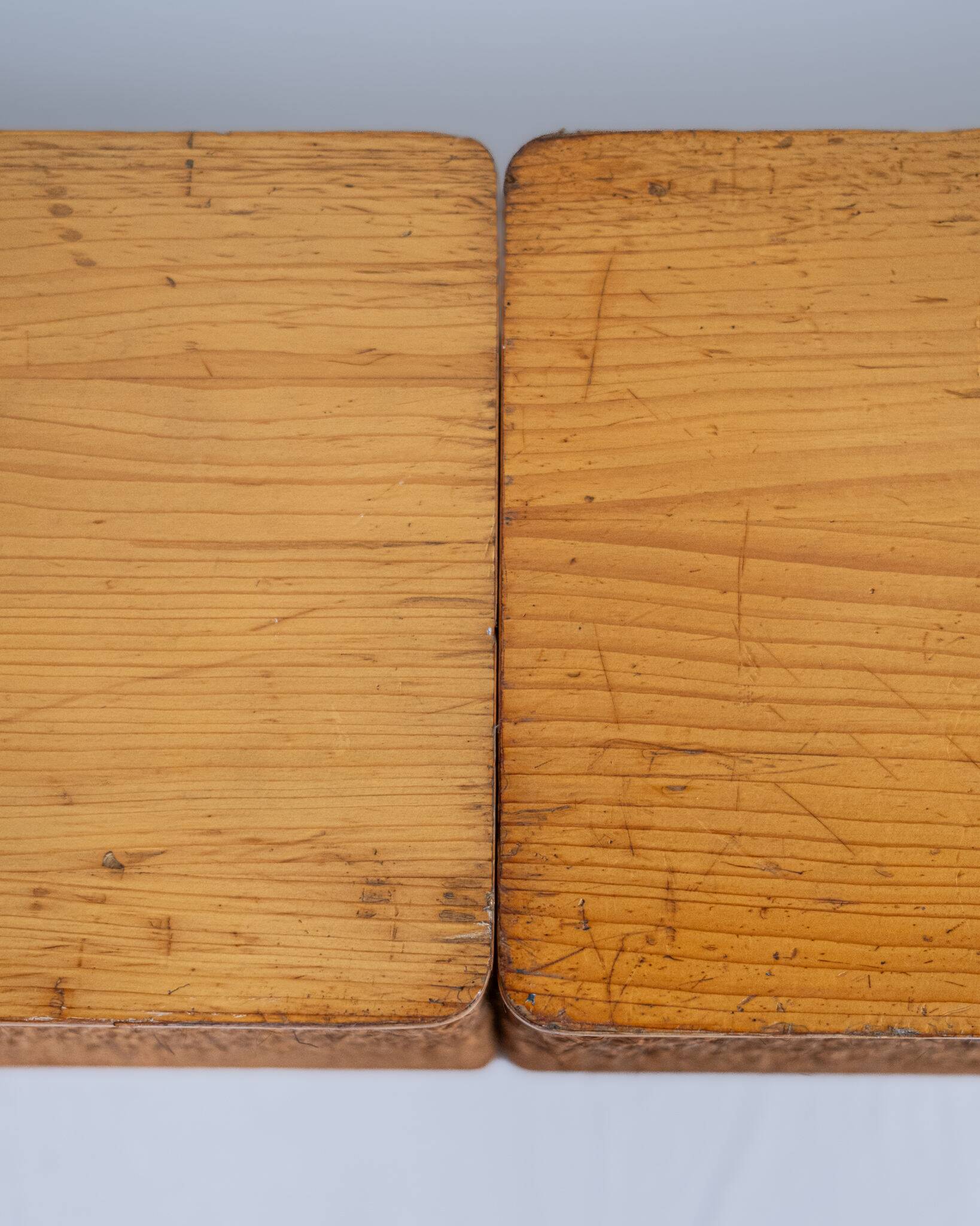 Series of 4 low tables made of cord and pine, France, 1980s.
