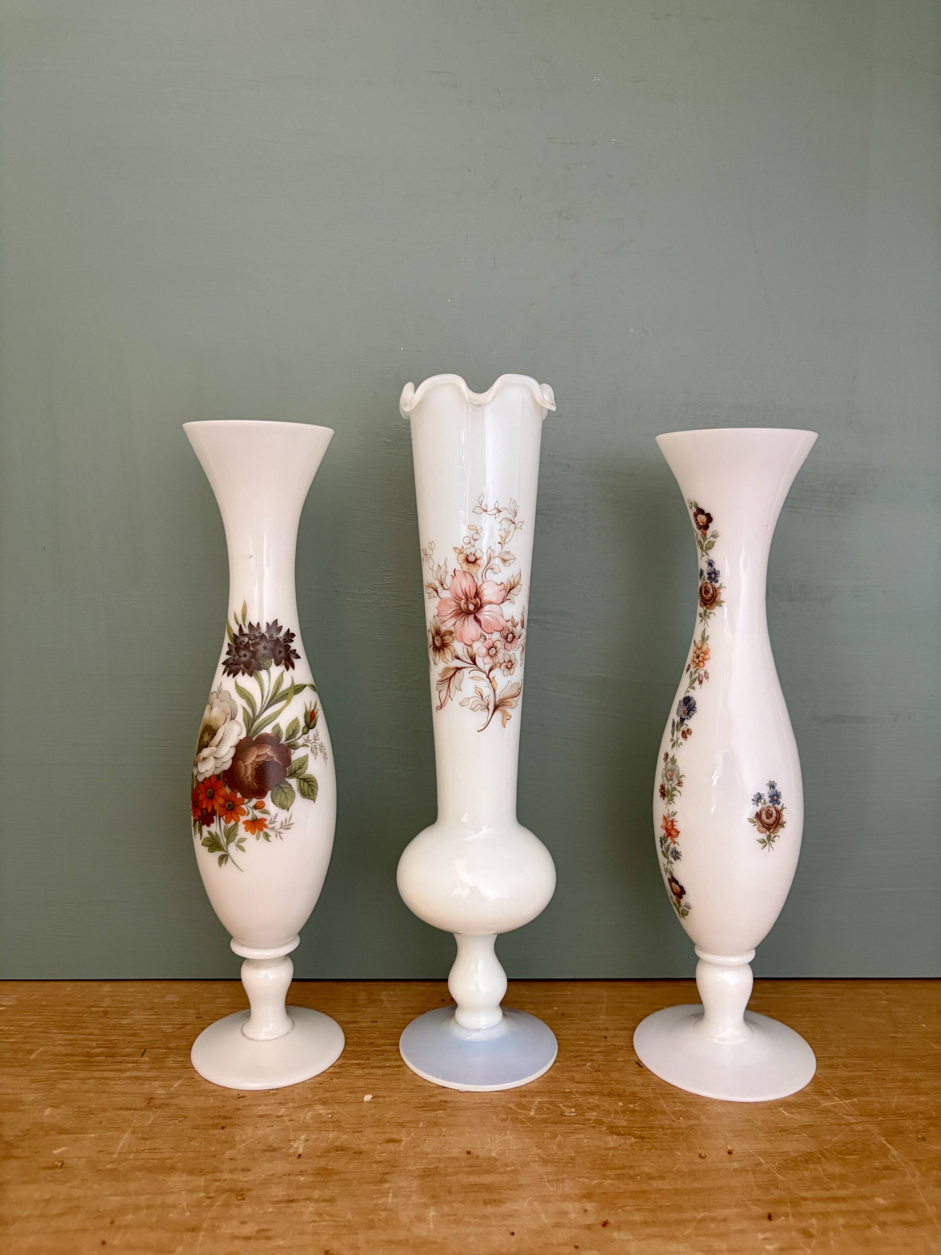 Set of 3 vintage vases/soliflores in white opaline with floral decorations.