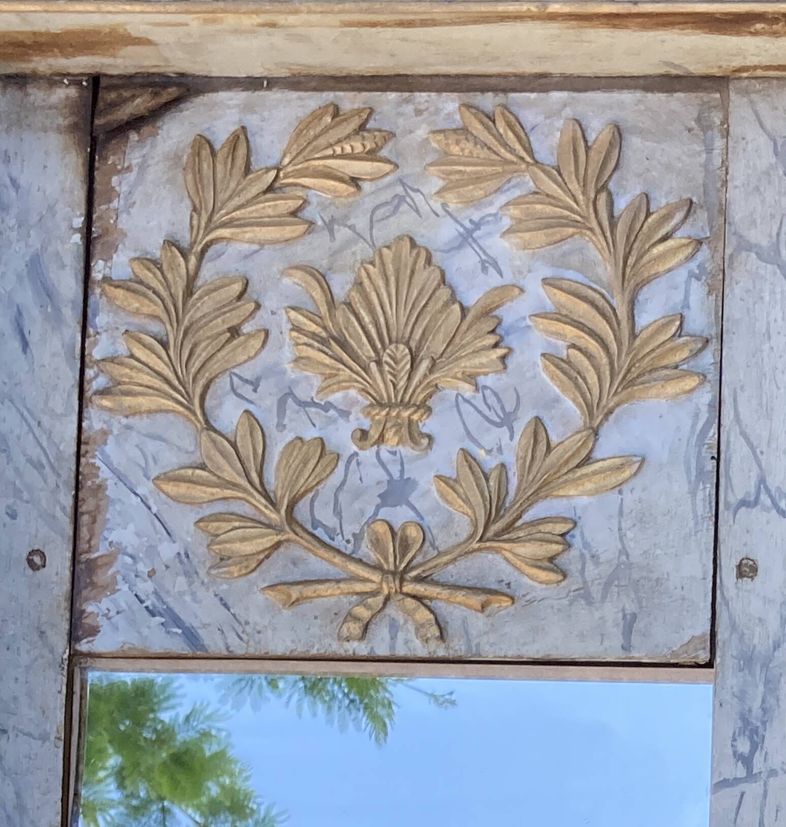Miroir façade en bois sculpté, encadré de 2 colonnes et chapiteaux dorés