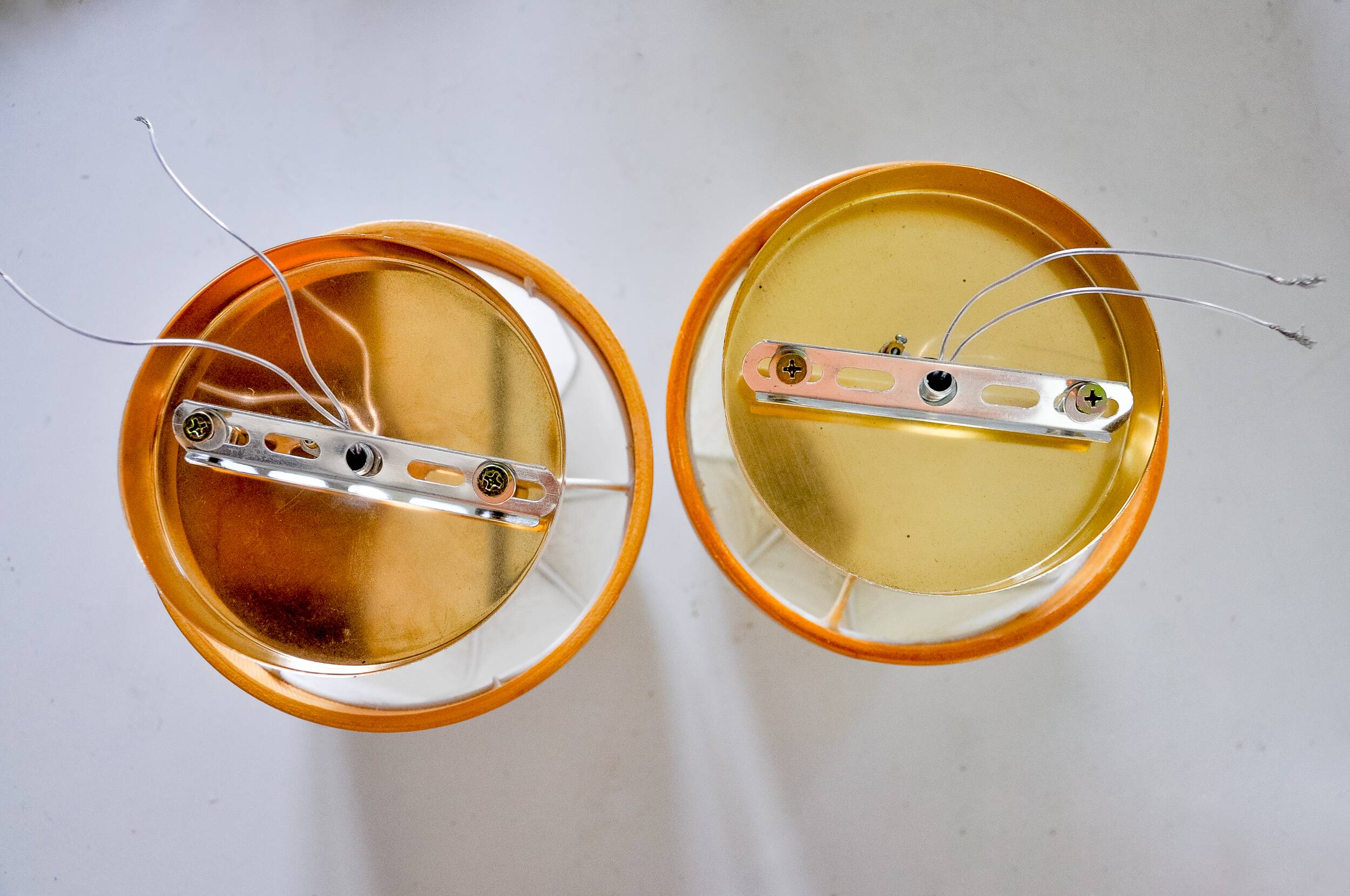 Pair of "cocoon" wall lights, resin and pine, Italy, 1970