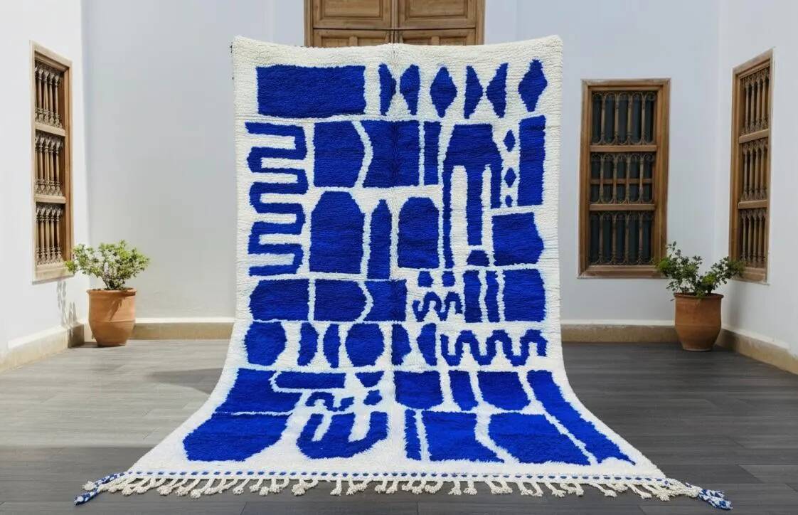 Handwoven Moroccan rug, natural wool, 250cm x 150cm, elegant decoration.