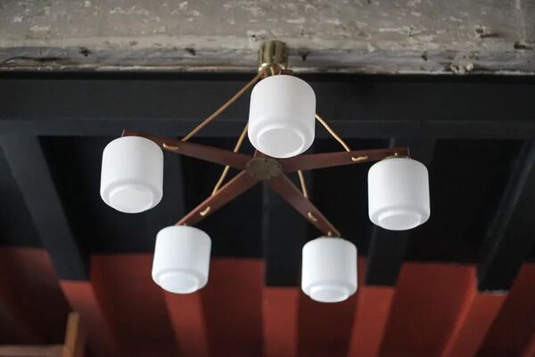 Suspension en teck et opaline, lampe de plafond scandinave, suspension bois 5 feux vintage, déco