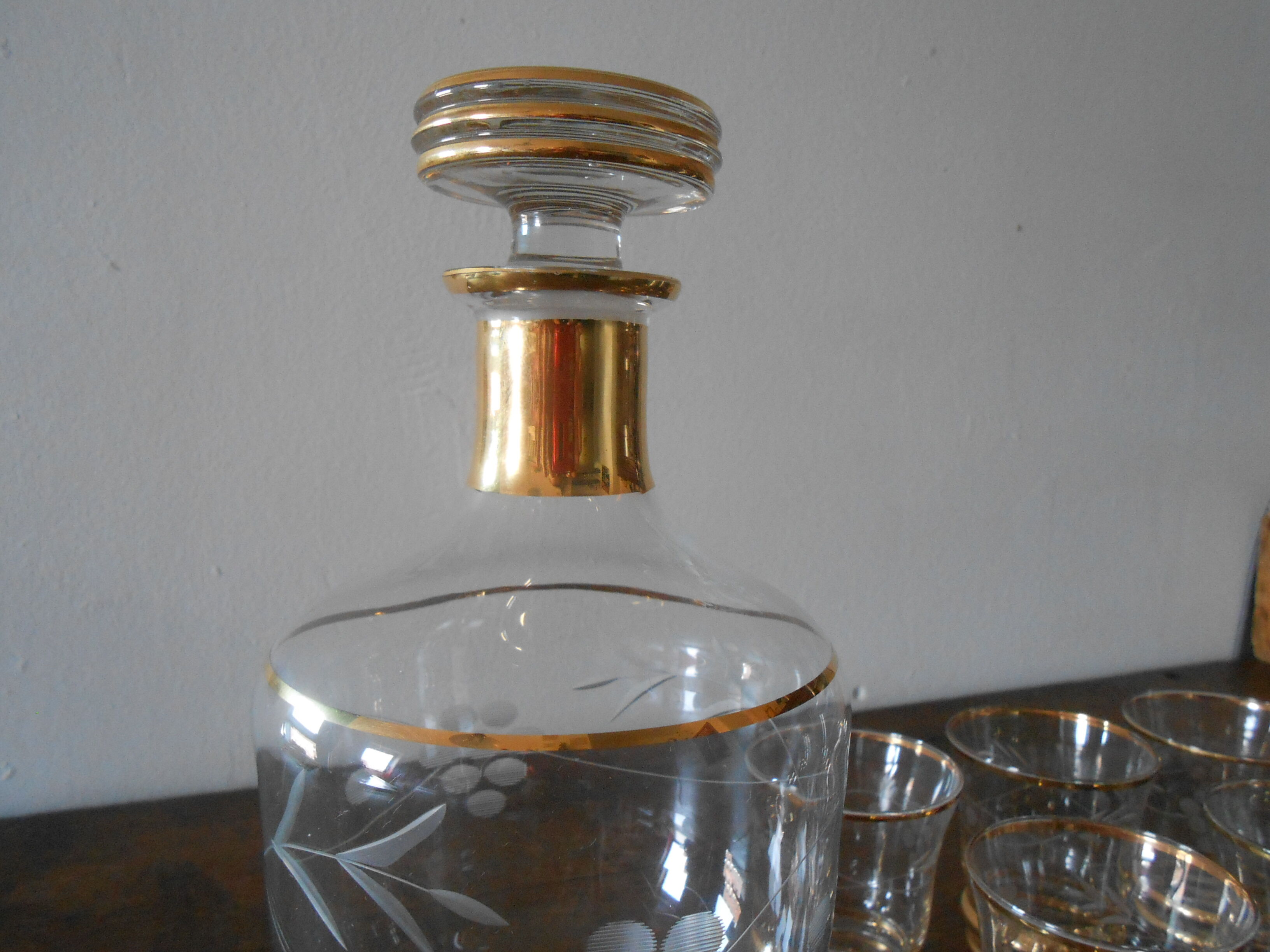 Carafe and its 8 glasses