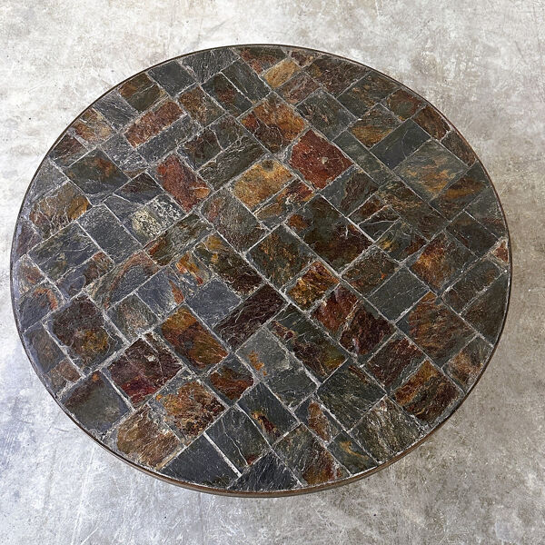 Table basse en mosaïque de pierre ardoise ronde des années 1970 avec base en métal sculptural.