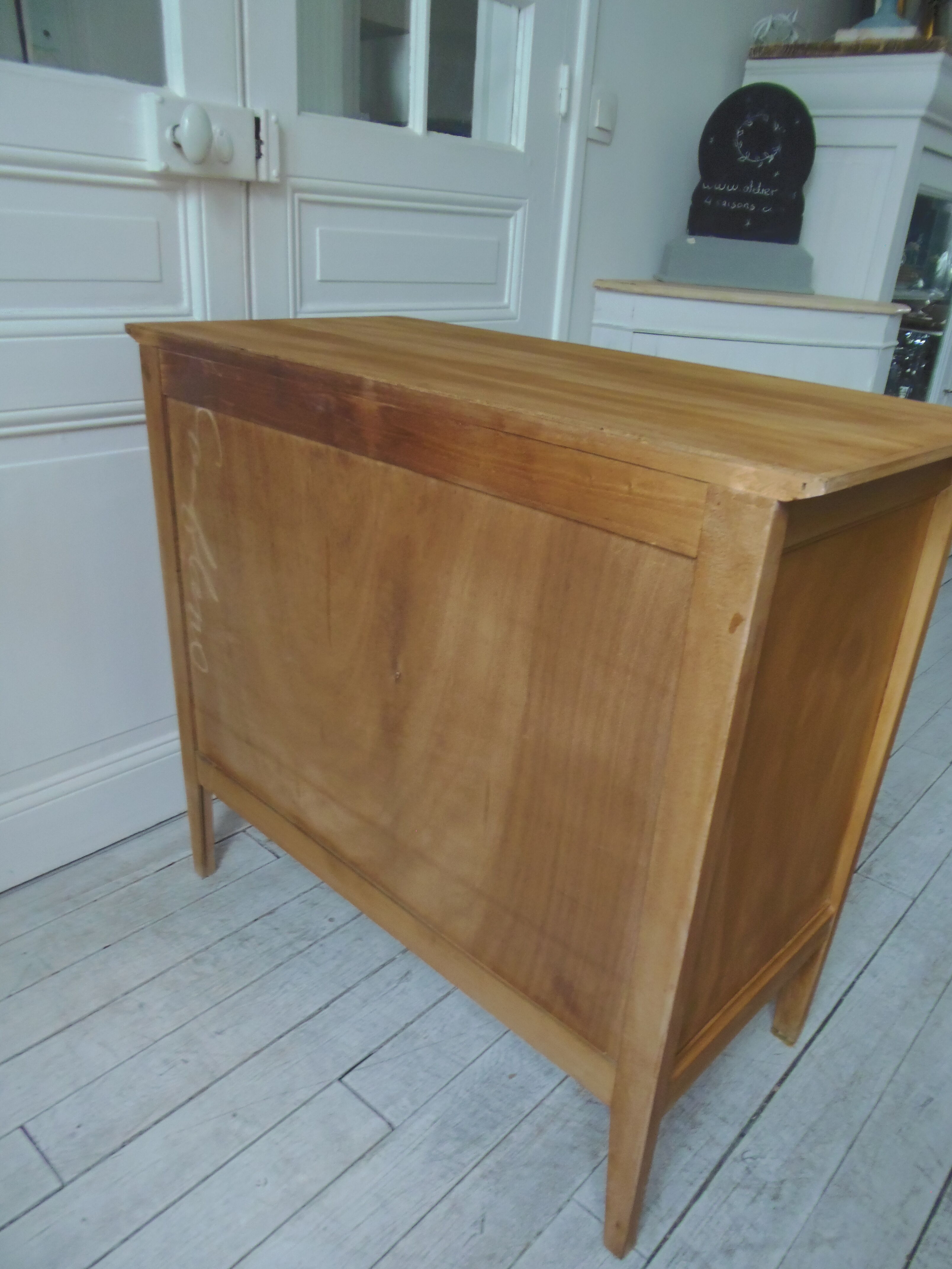 Commode vintage des années 60 à 3 tiroirs avec pieds compas.