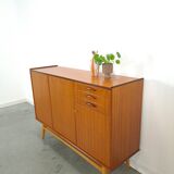 Teak kast met schuine poten en lades uit Zweden