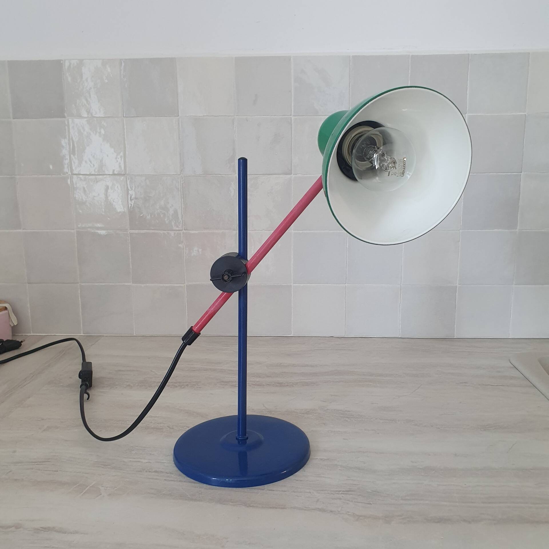 Lampe de bureau style Memphis bleu rouge vert