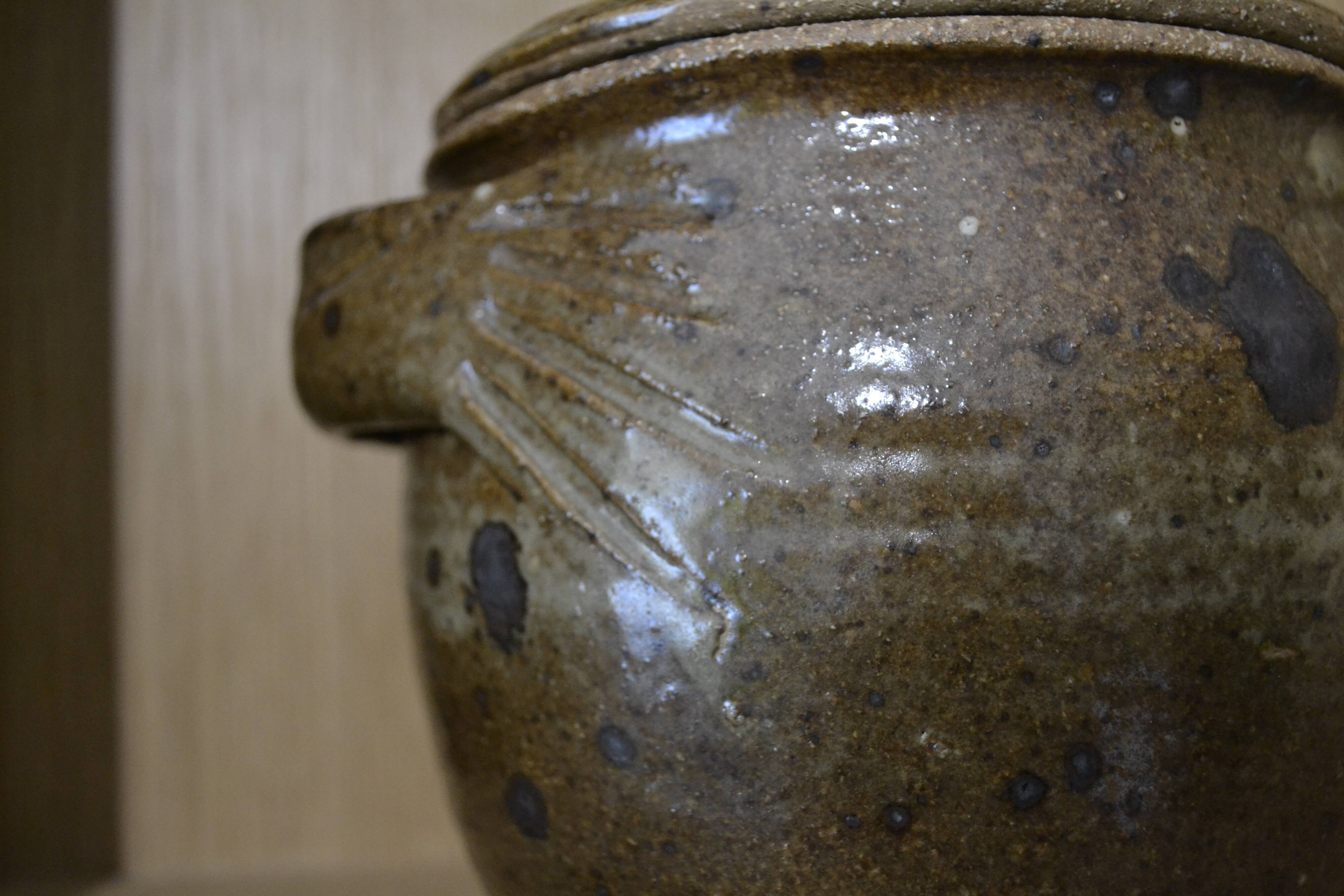 Sandstone pot with handles hands