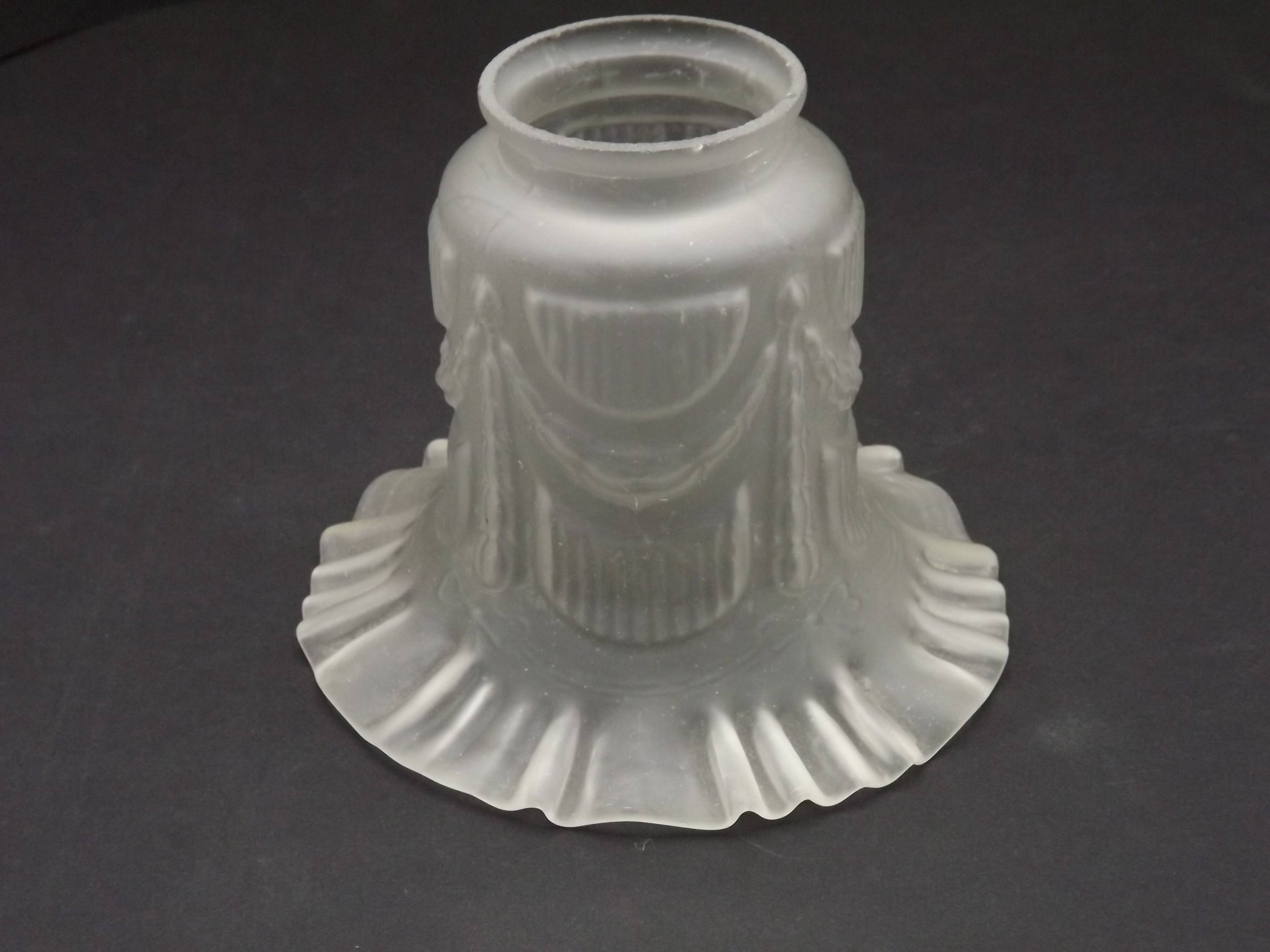 Abat-jour français vintage en verre blanc opaque avec bordure festonnée et détails festonnés 0181