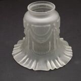 Abat-jour français vintage en verre blanc opaque avec bordure festonnée et détails festonnés 0181