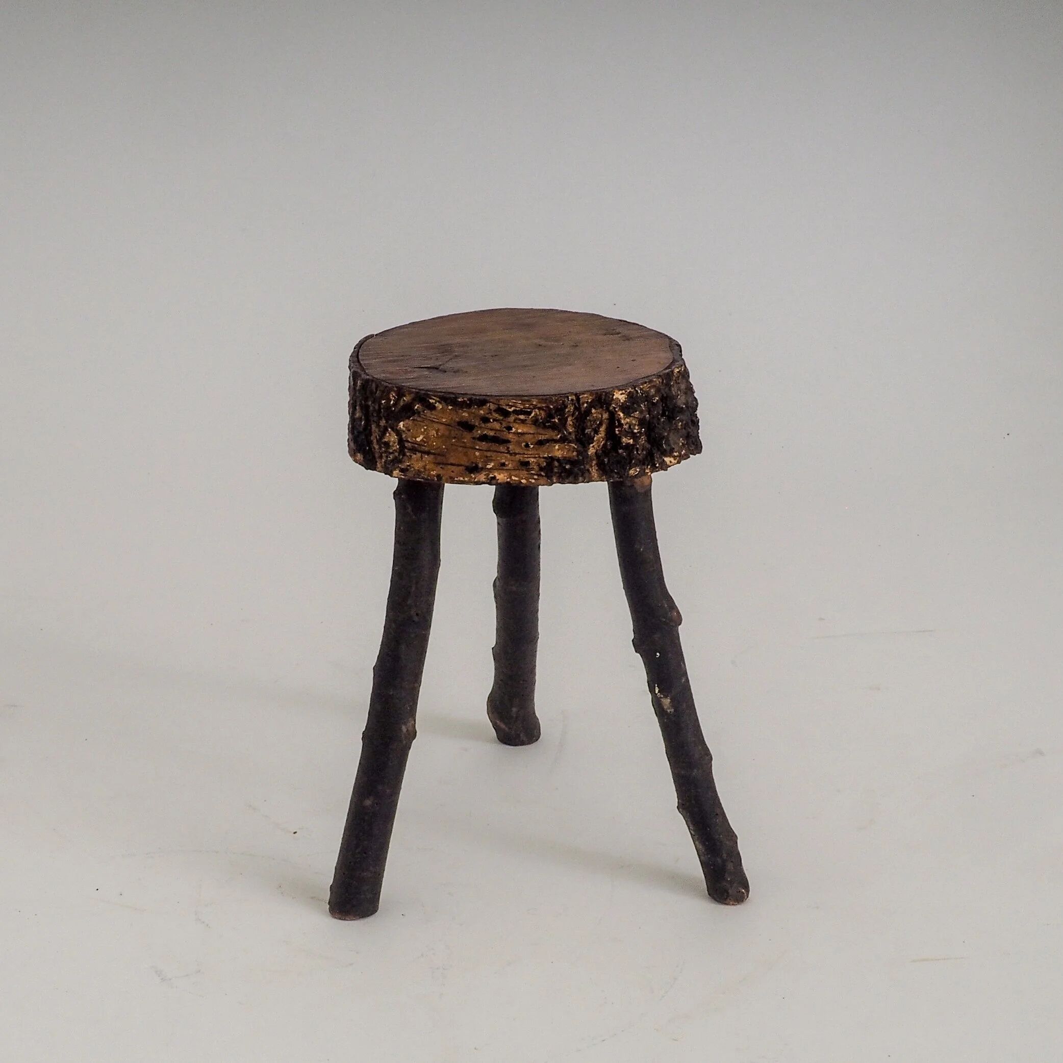 Tabouret en bois rustique fait à la main
