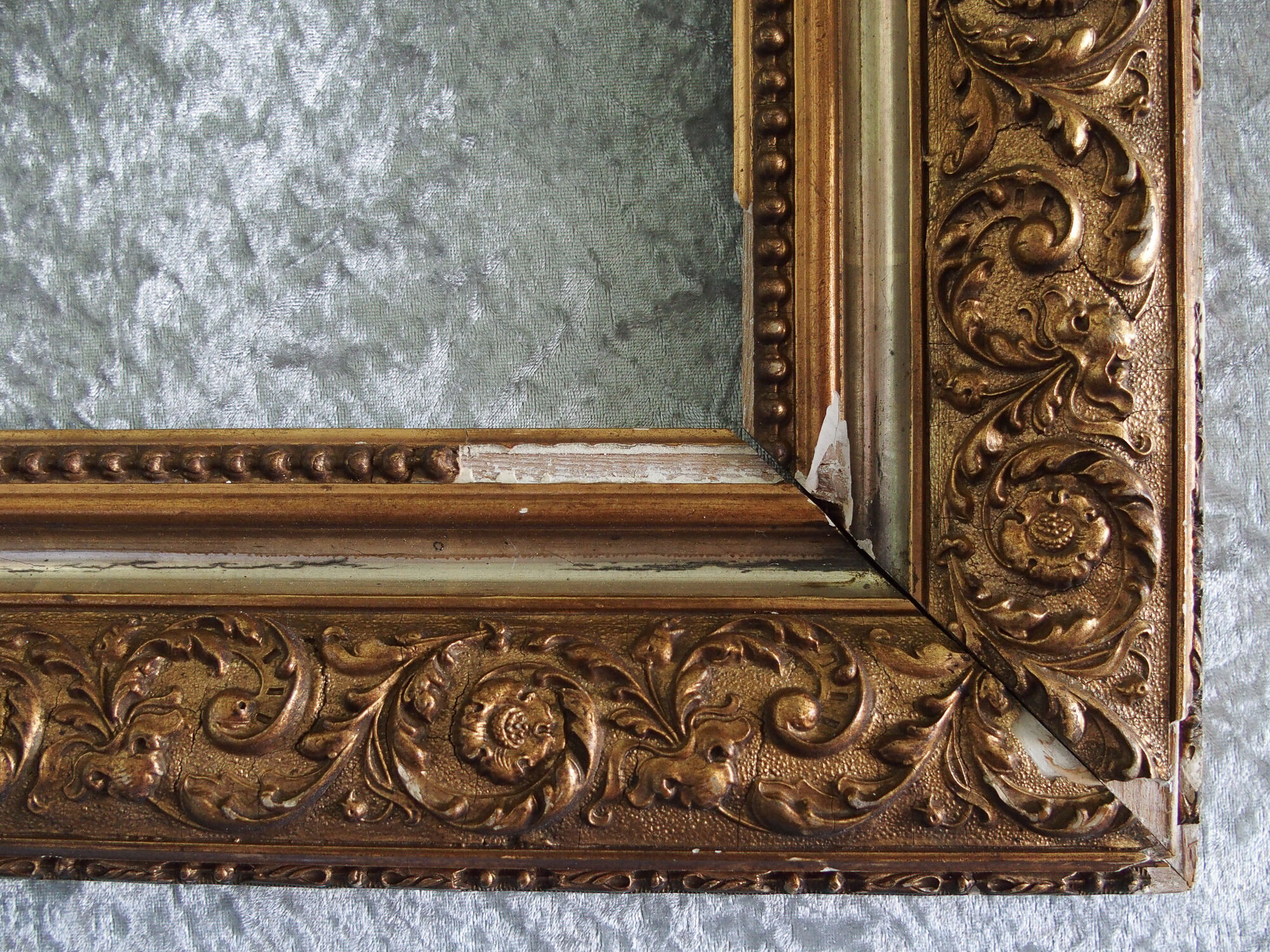 Cadre en bois décor stuc doré