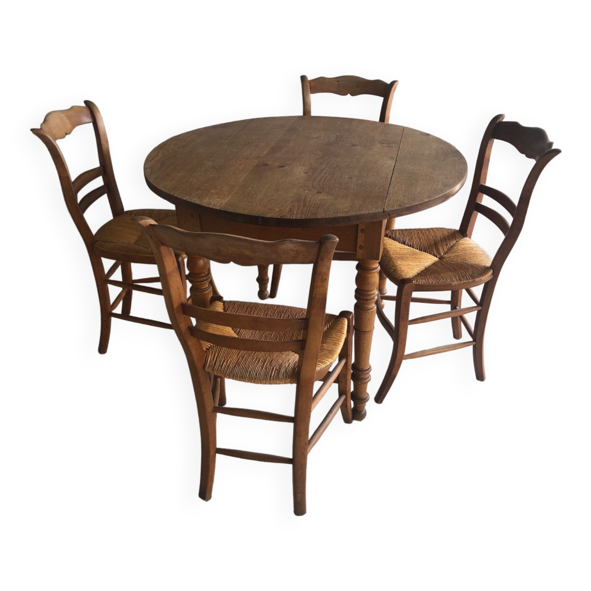 Round wooden table (4/6 people) with 4 straw chairs