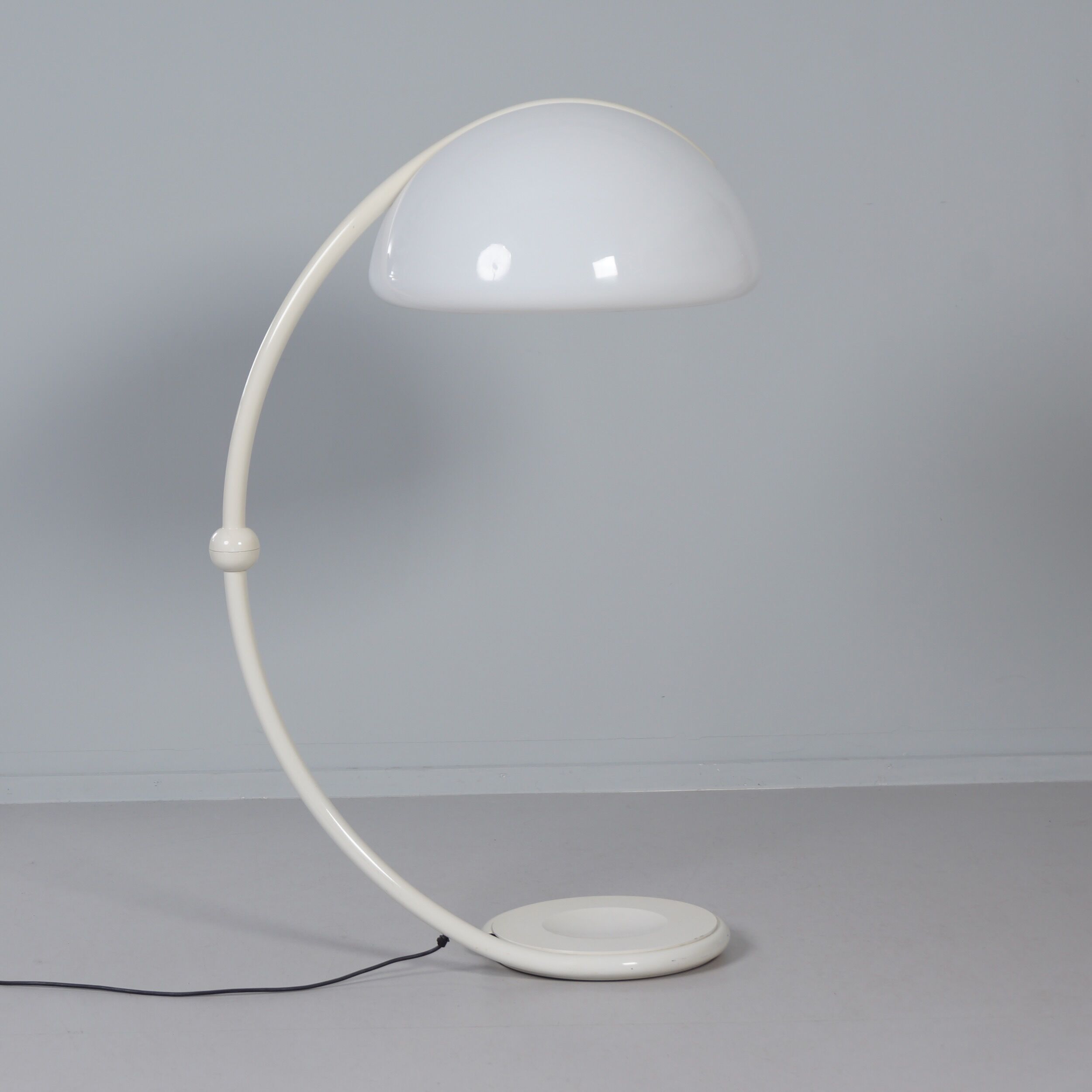 Lampadaire Serpente par Elio Martinelli pour Martinelli Luce, années 1970 en blanc.