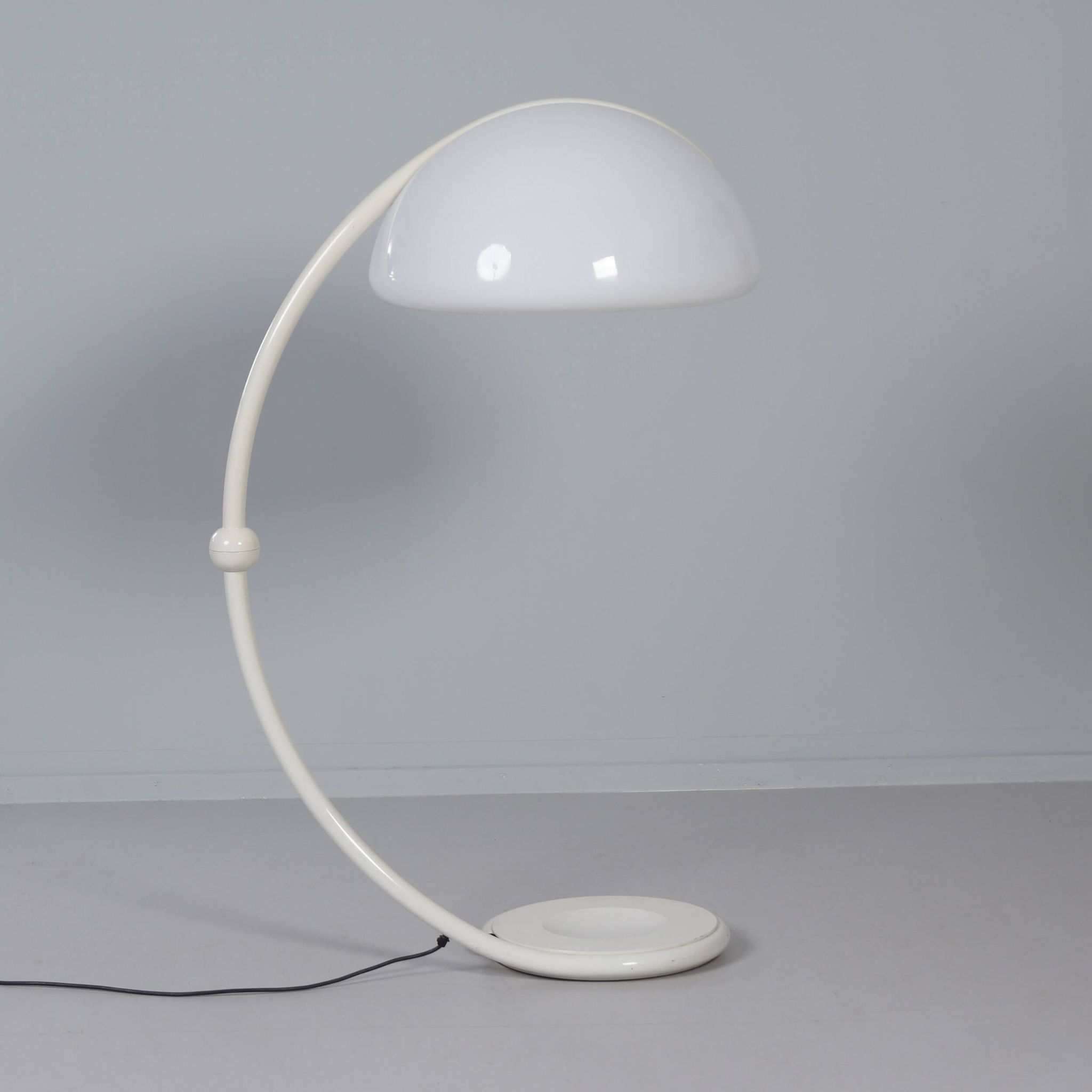 Lampadaire Serpente par Elio Martinelli pour Martinelli Luce, années 1970 en blanc.