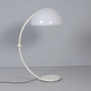 Lampadaire Serpente par Elio Martinelli pour Martinelli Luce, années 1970 en blanc.