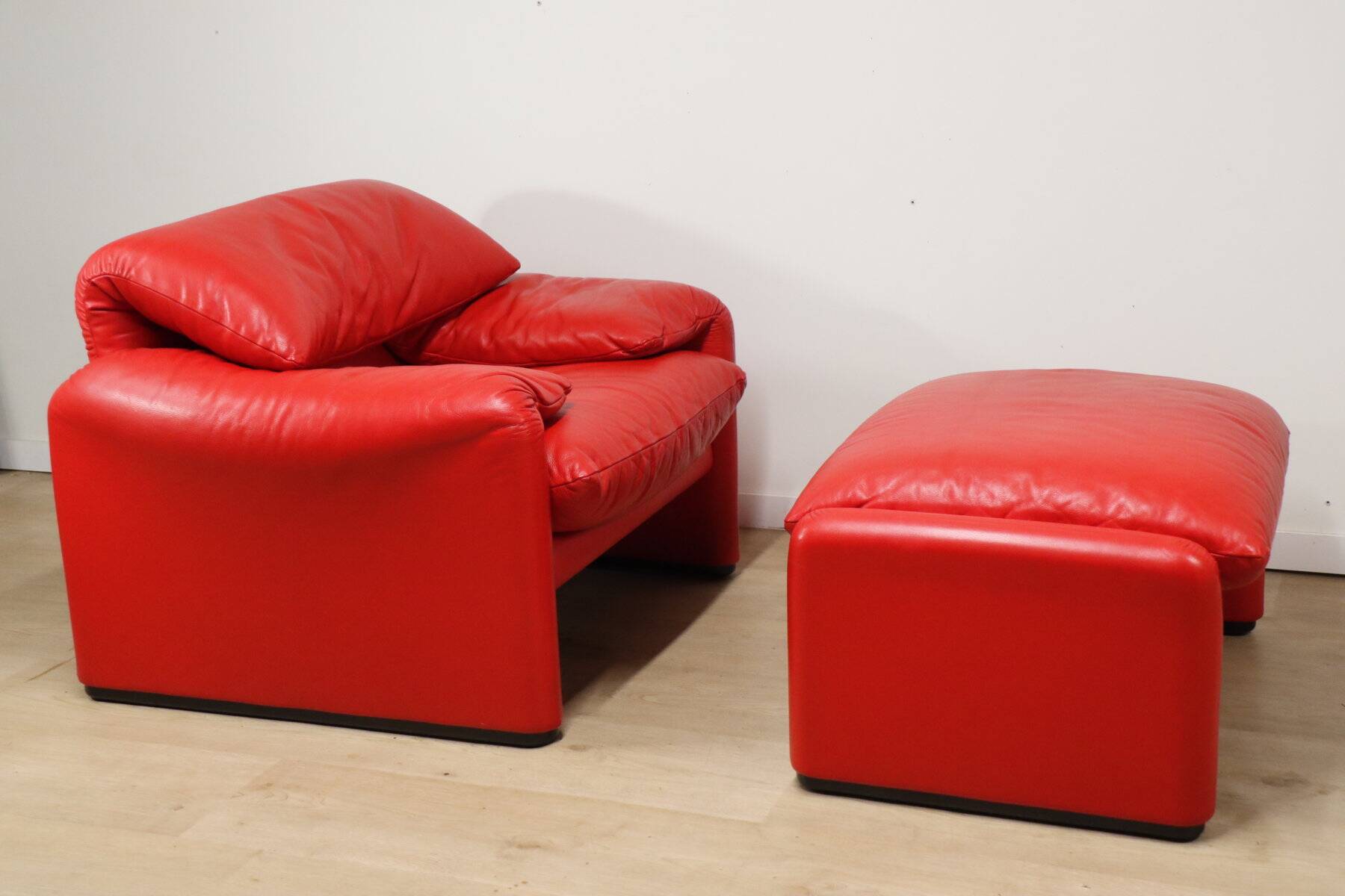 Maralunga armchair and ottoman – Vico Magistretti for Cassina