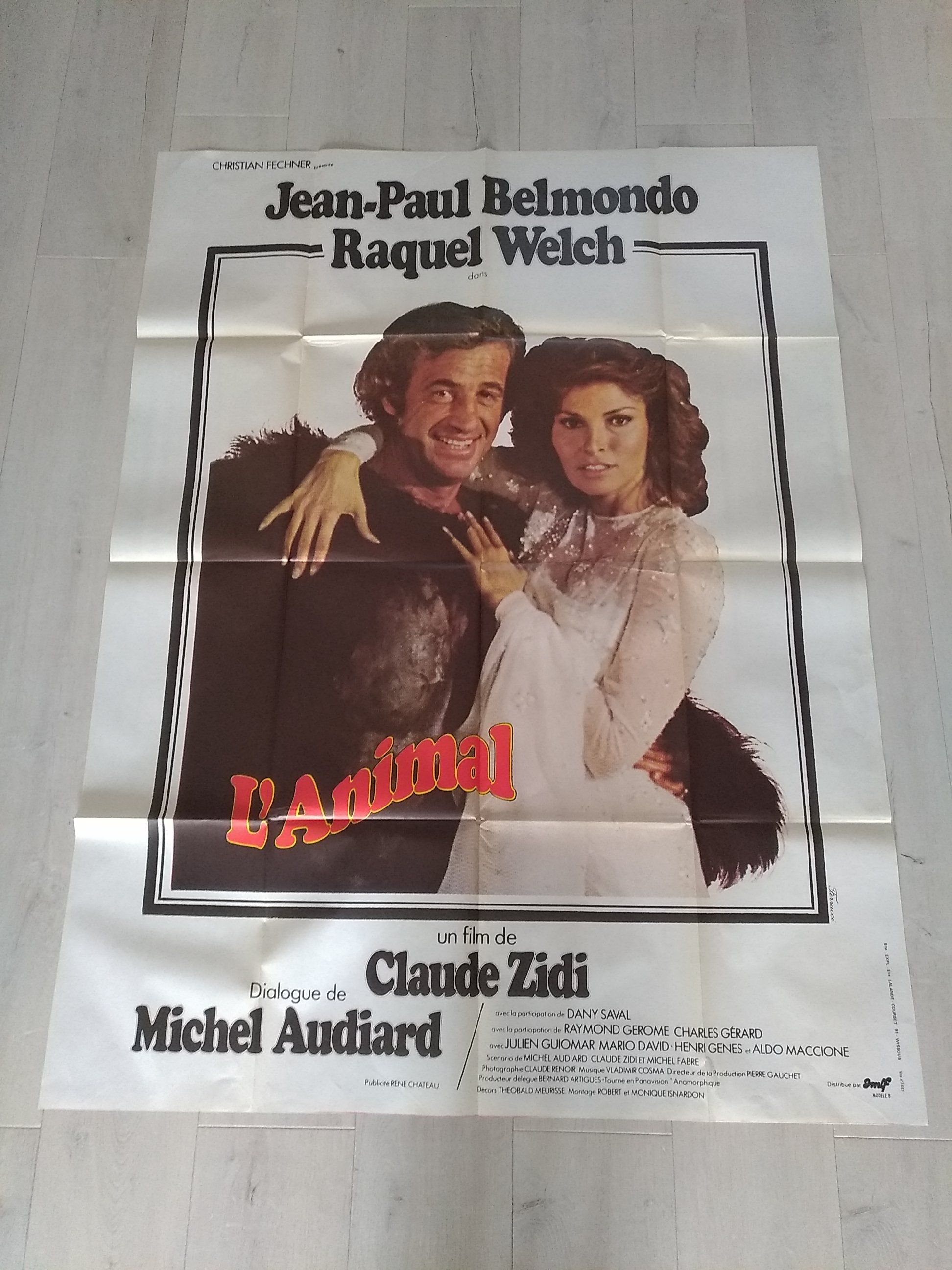 An original folded poster L'animal Belmondo Raquel Welch 1977